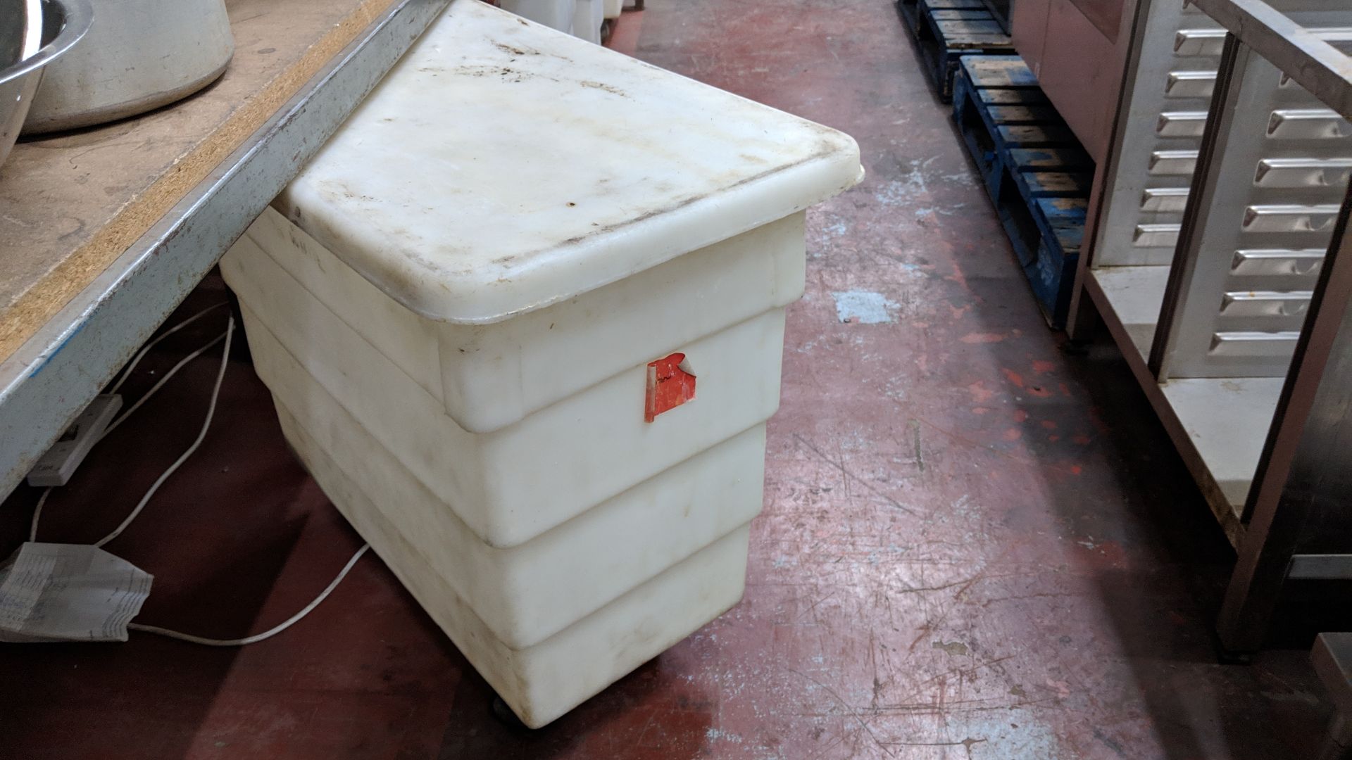 5 off assorted sized white plastic mobile bins each with a detachable lidLots 187 – 189 and 198 - - Image 5 of 8