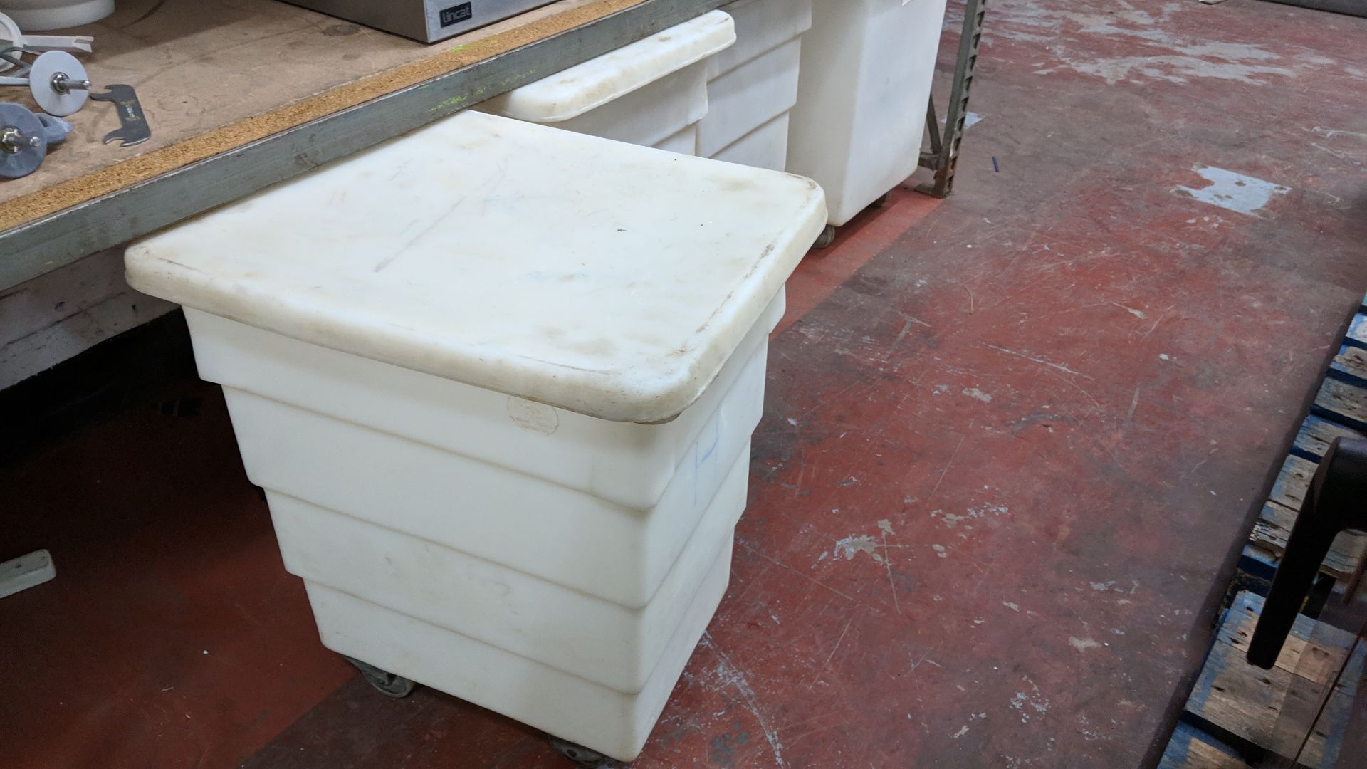 5 off assorted sized white plastic mobile bins each with a detachable lidLots 187 – 189 and 198 - - Image 6 of 8