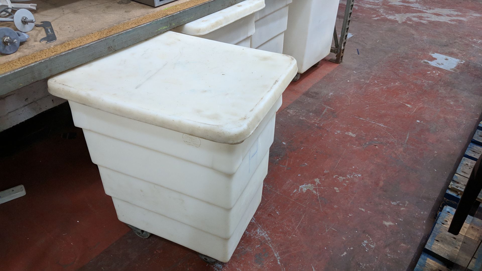 5 off assorted sized white plastic mobile bins each with a detachable lidLots 187 – 189 and 198 - - Image 7 of 8