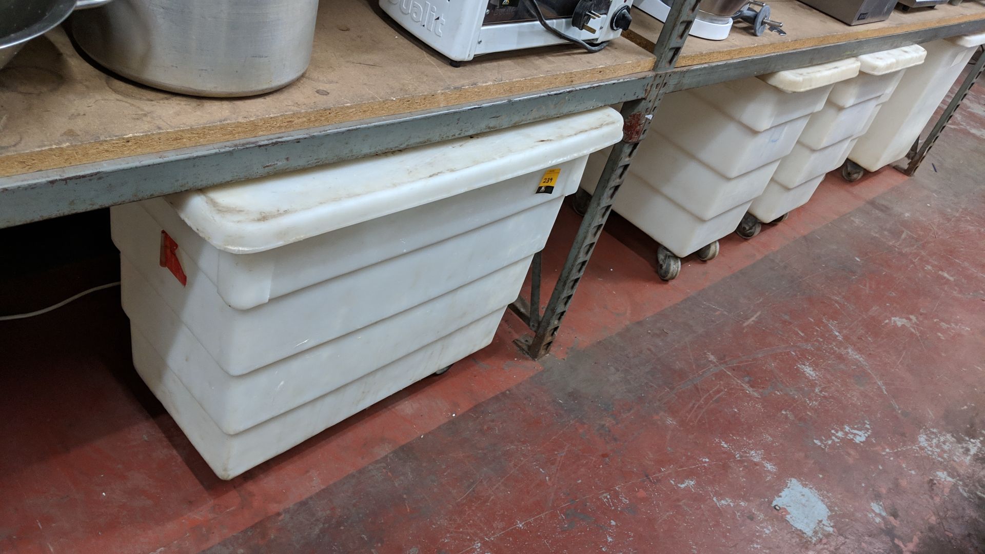 5 off assorted sized white plastic mobile bins each with a detachable lidLots 187 – 189 and 198 - - Image 4 of 8