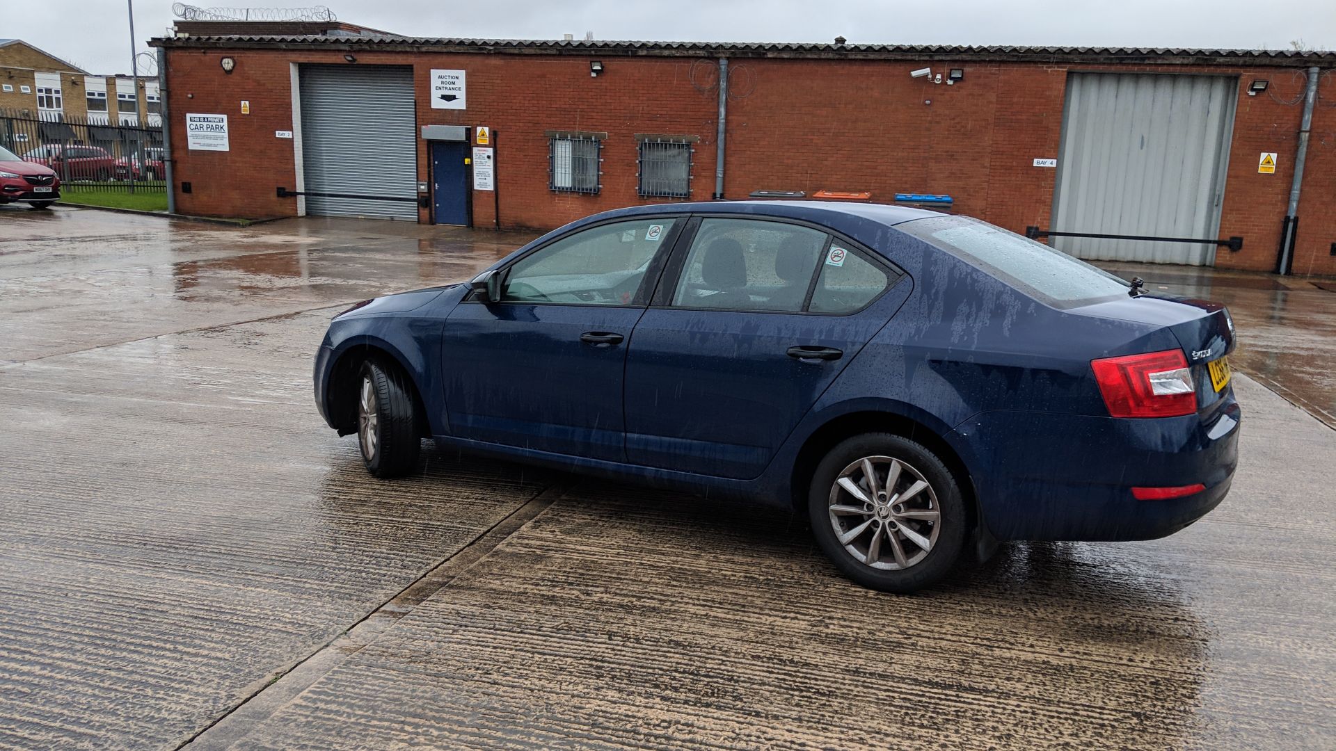 LC66 HWK Skoda Octavia S TDI S-A 1598cc diesel engine. Colour: Blue. First registered: 06.02.17. - Image 10 of 55