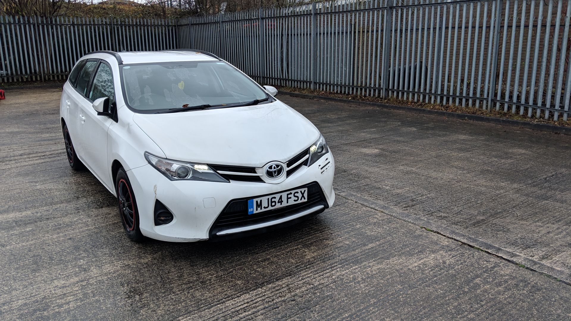 MJ64 FSX Toyota Auris Active D4-D 1364cc diesel engine. Colour: White. First registered: 12.12.14. - Image 46 of 48