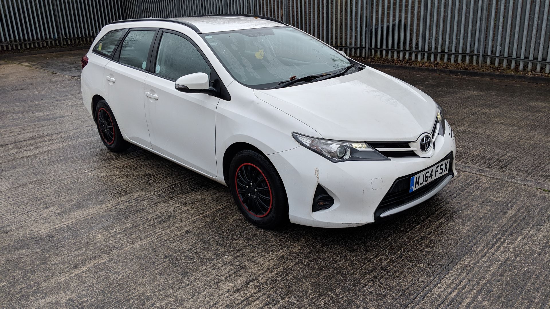 MJ64 FSX Toyota Auris Active D4-D 1364cc diesel engine. Colour: White. First registered: 12.12.14.