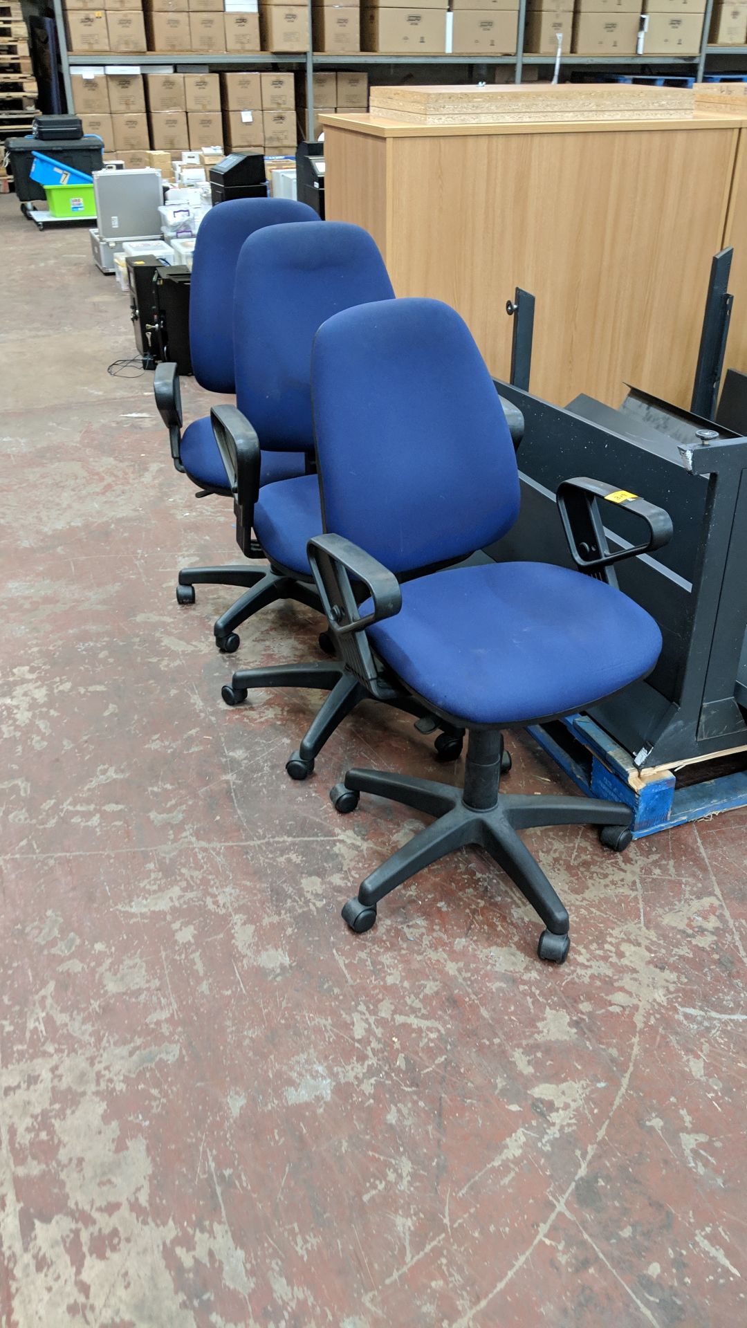 3 off matching dark blue upholstered operators' chairs with arms - Image 3 of 8
