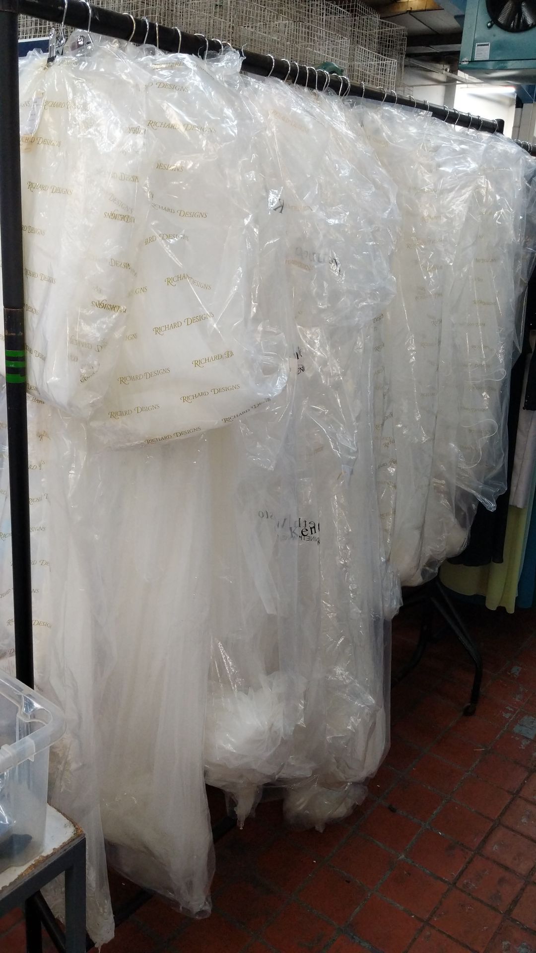 Approximately 29 assorted bridal veils IMPORTANT: Please remember goods successfully bid upon must - Image 2 of 9