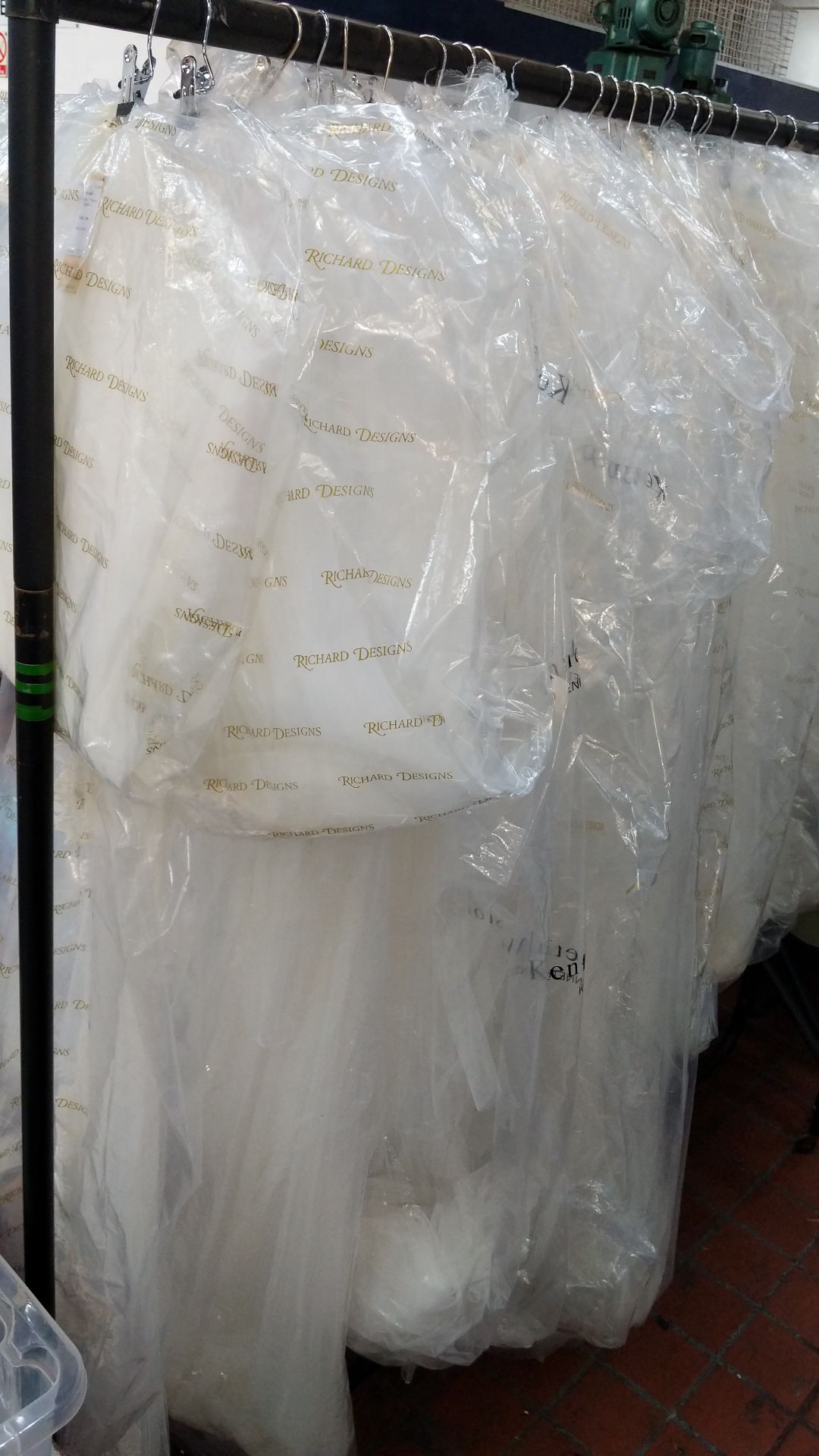 Approximately 29 assorted bridal veils IMPORTANT: Please remember goods successfully bid upon must - Image 3 of 9