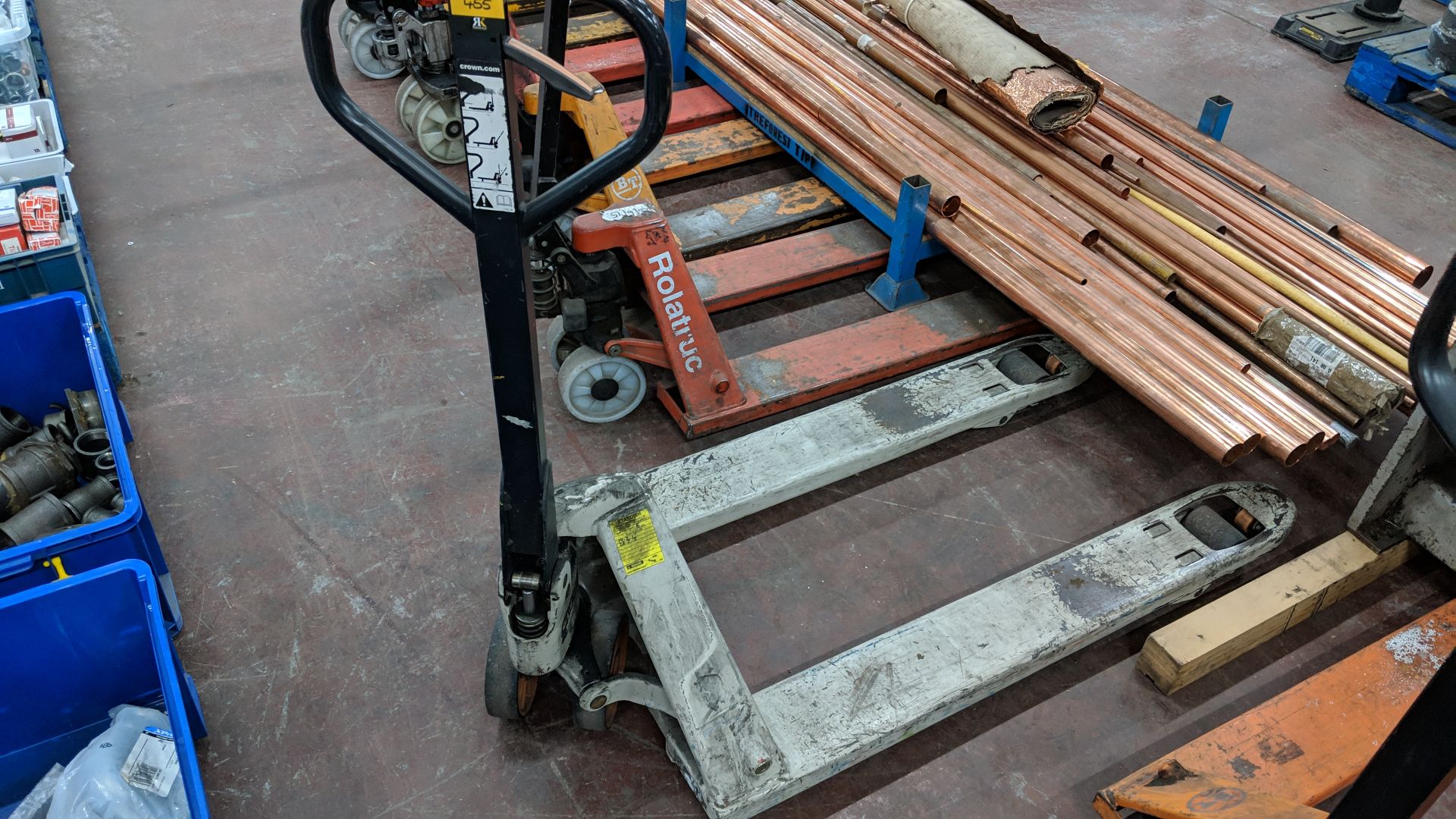 Crown pallet truck This lot is one of a number being sold on behalf of the administrator of a secure