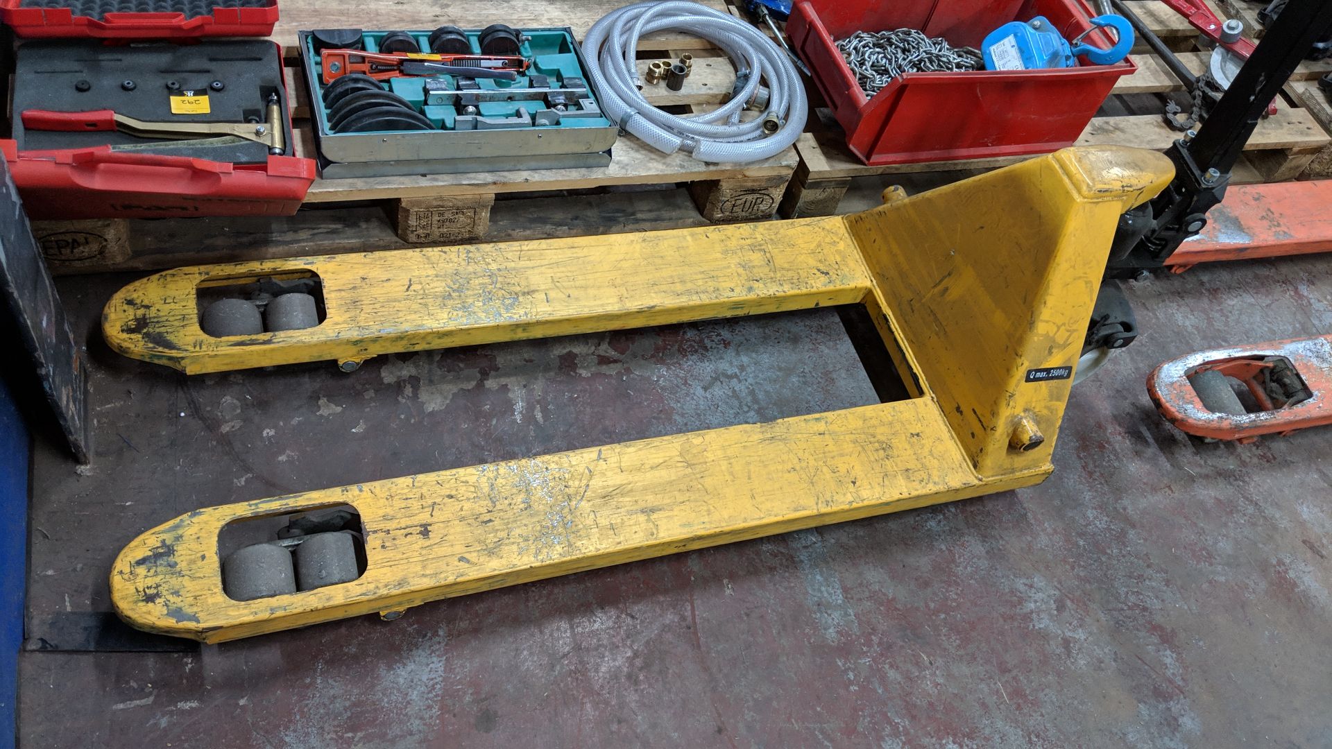 Euro pallet truck This lot is one of a number being sold on behalf of the administrator of a - Image 3 of 3