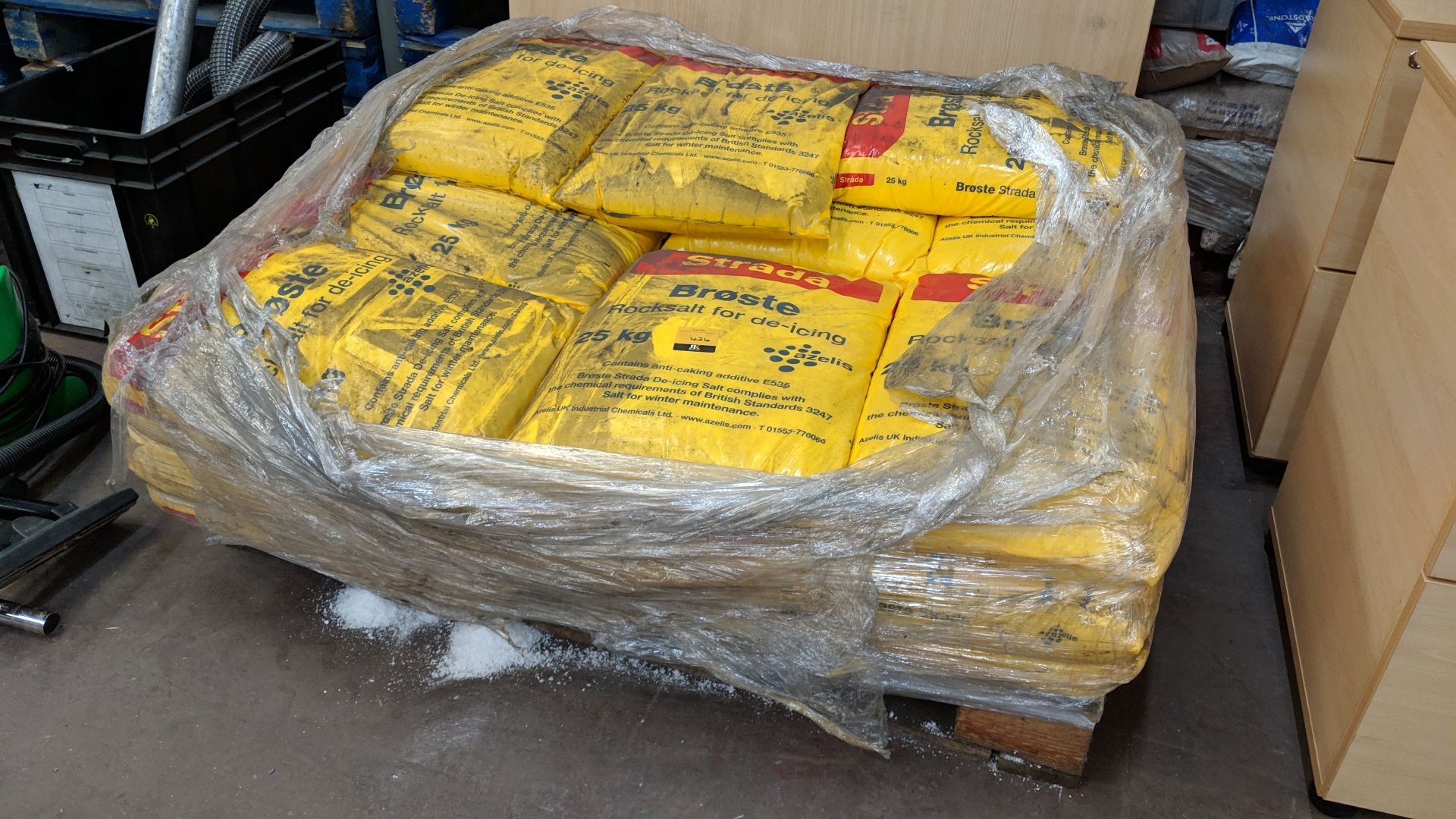 Approx. 24 off 25kg sacks of Strada rock salt - it appears a small number of sacks may be open - Image 4 of 4