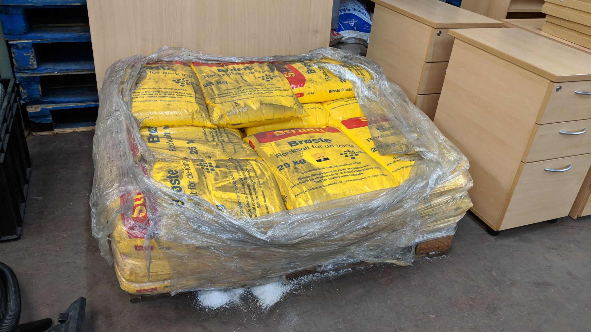 Approx. 24 off 25kg sacks of Strada rock salt - it appears a small number of sacks may be open - Image 2 of 4