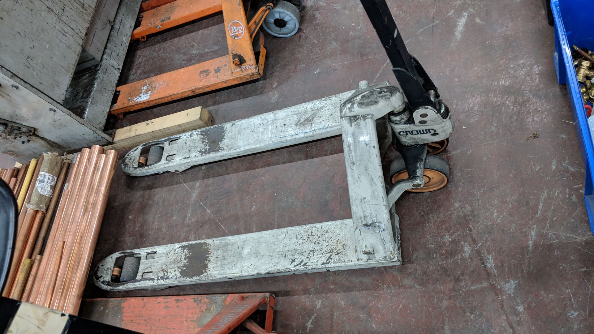 Crown pallet truck This lot is one of a number being sold on behalf of the administrator of a secure - Image 3 of 3