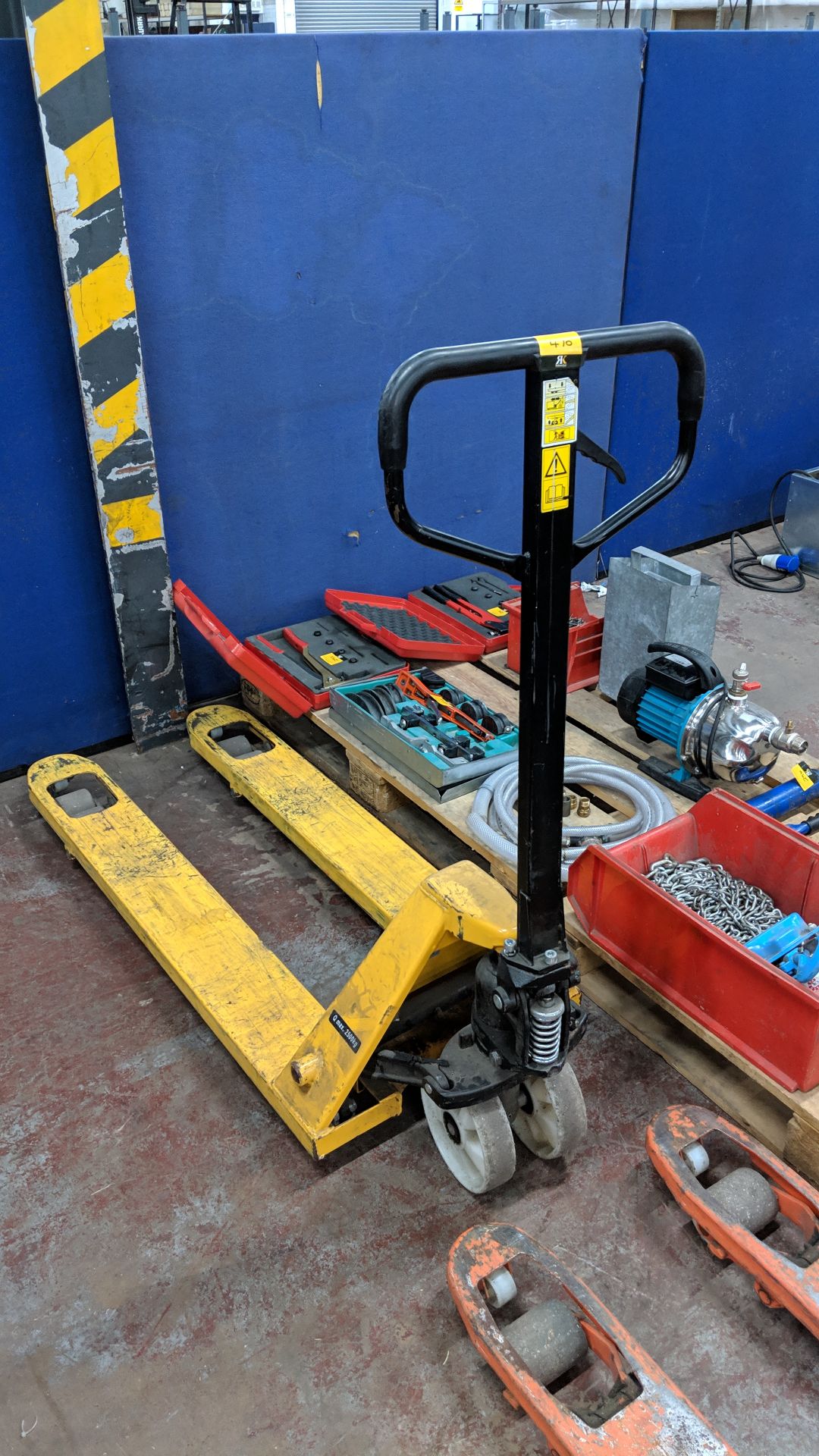 Euro pallet truck This lot is one of a number being sold on behalf of the administrator of a - Image 2 of 3