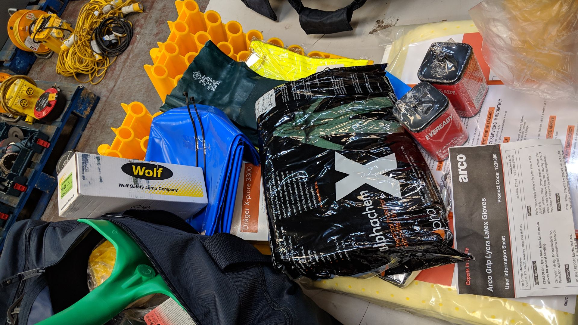 Vehicle disaster kit comprising bag with wide variety of emergency equipment plus fire extinguisher, - Image 13 of 14