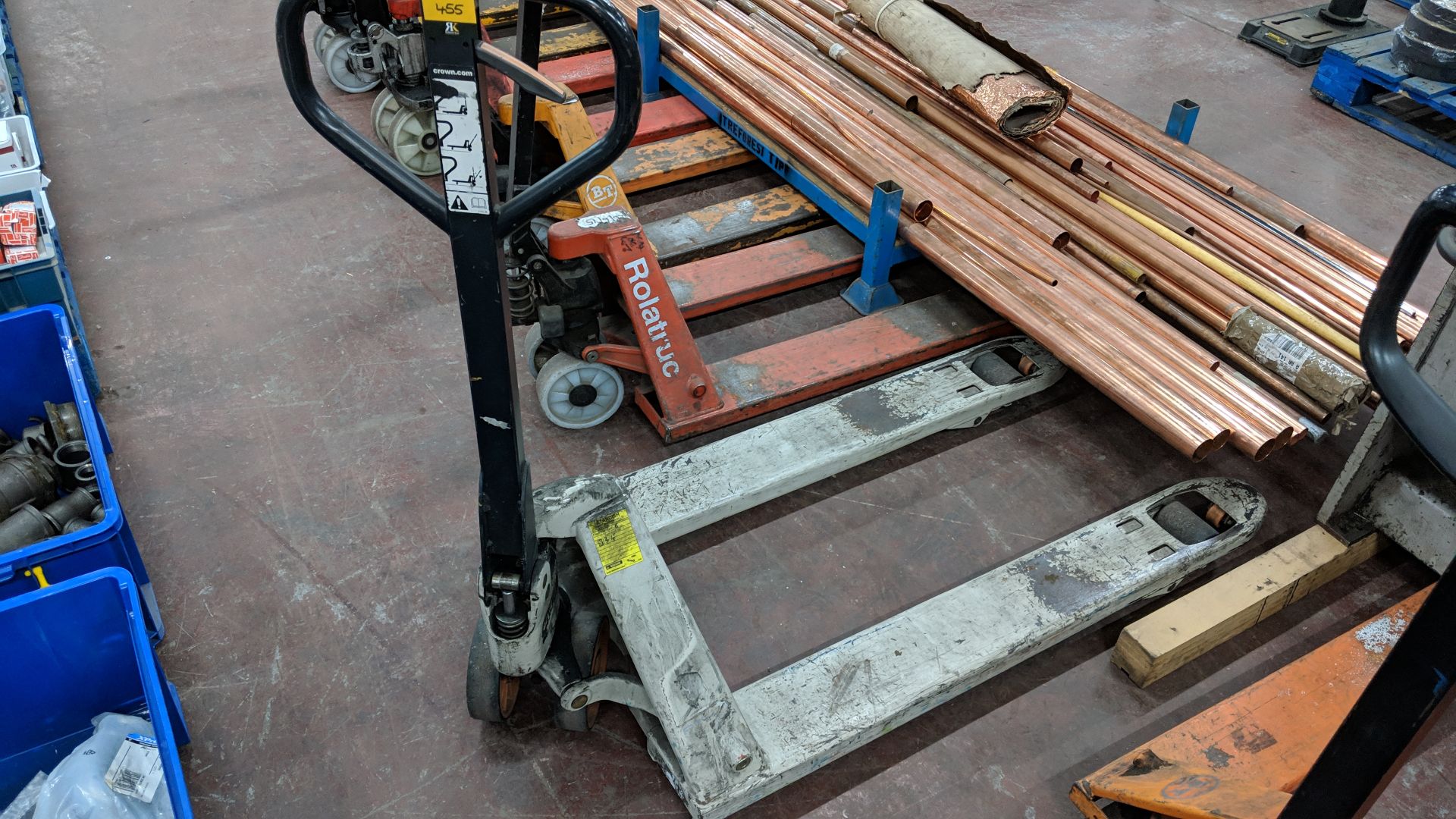 Crown pallet truck This lot is one of a number being sold on behalf of the administrator of a secure - Image 2 of 3