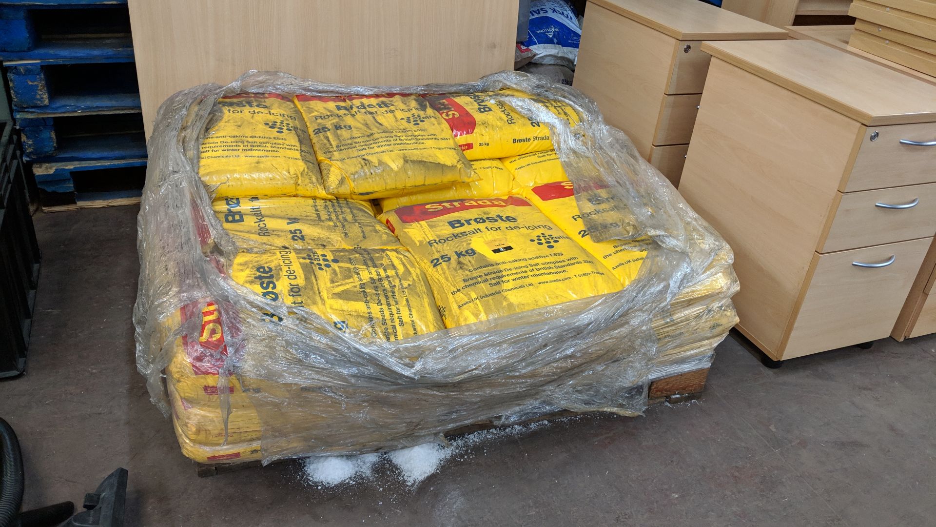 Approx. 24 off 25kg sacks of Strada rock salt - it appears a small number of sacks may be open