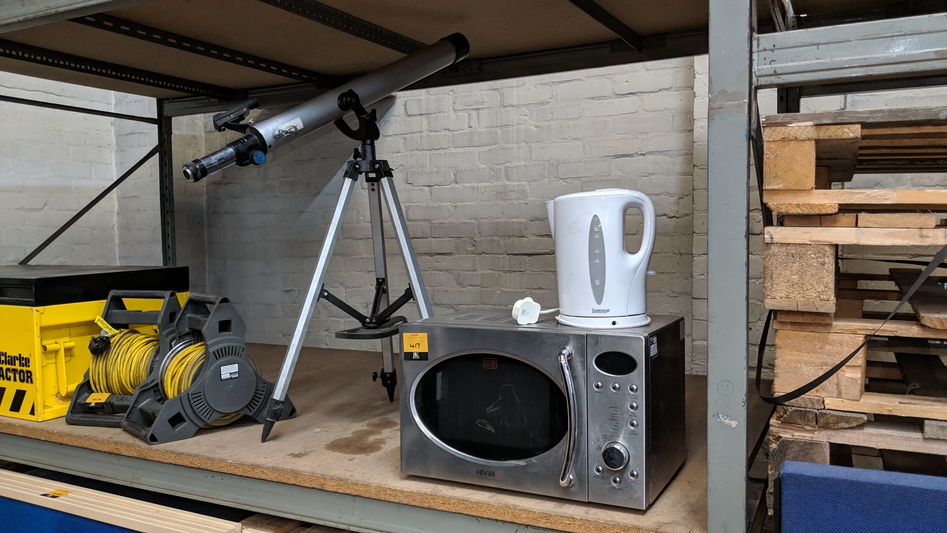 Mixed lot comprising telescope, microwave and kettle - telescope appears to be incomplete This lot