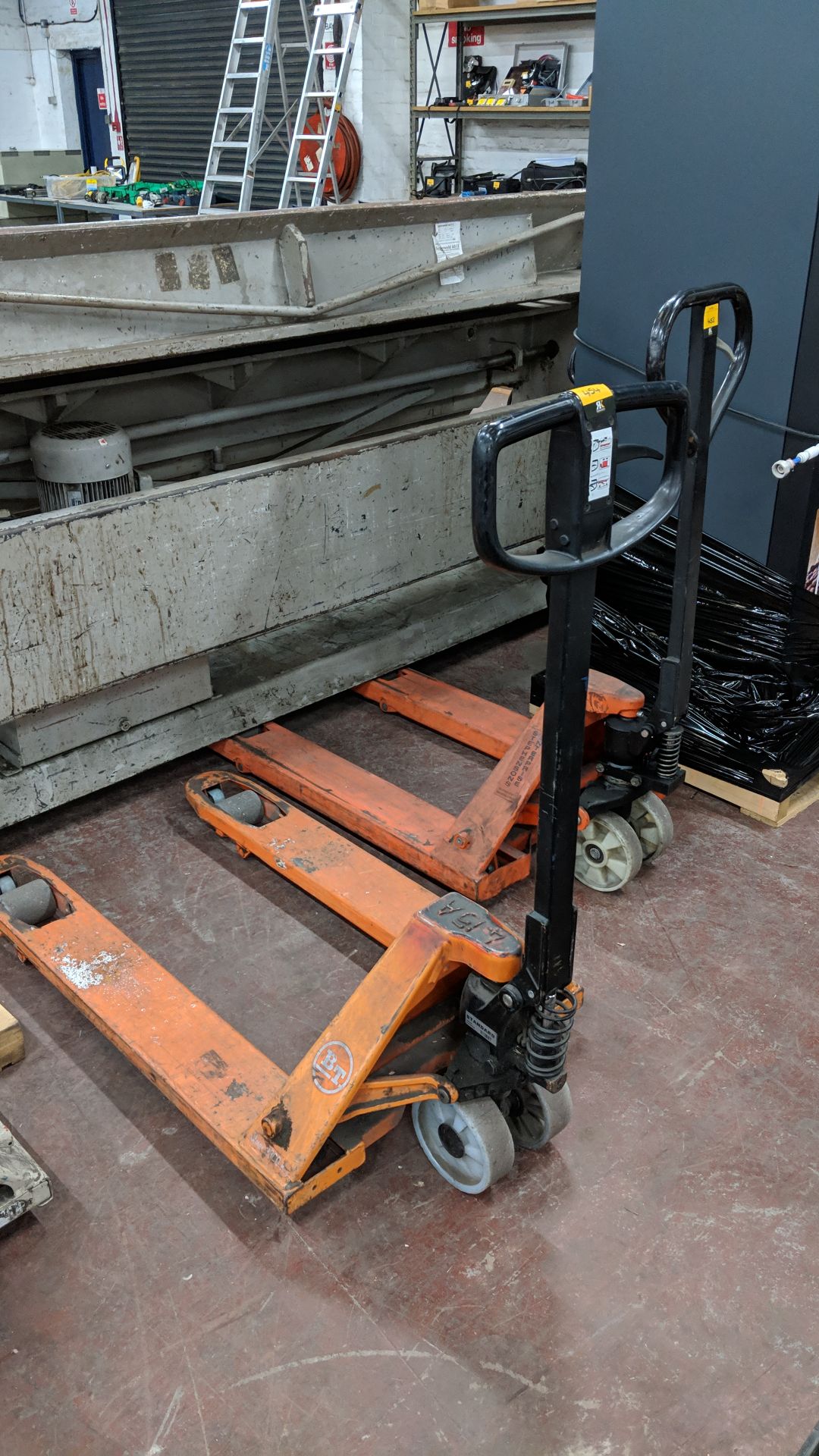 BT pallet truck This lot is one of a number being sold on behalf of the administrator of a secure - Image 3 of 3