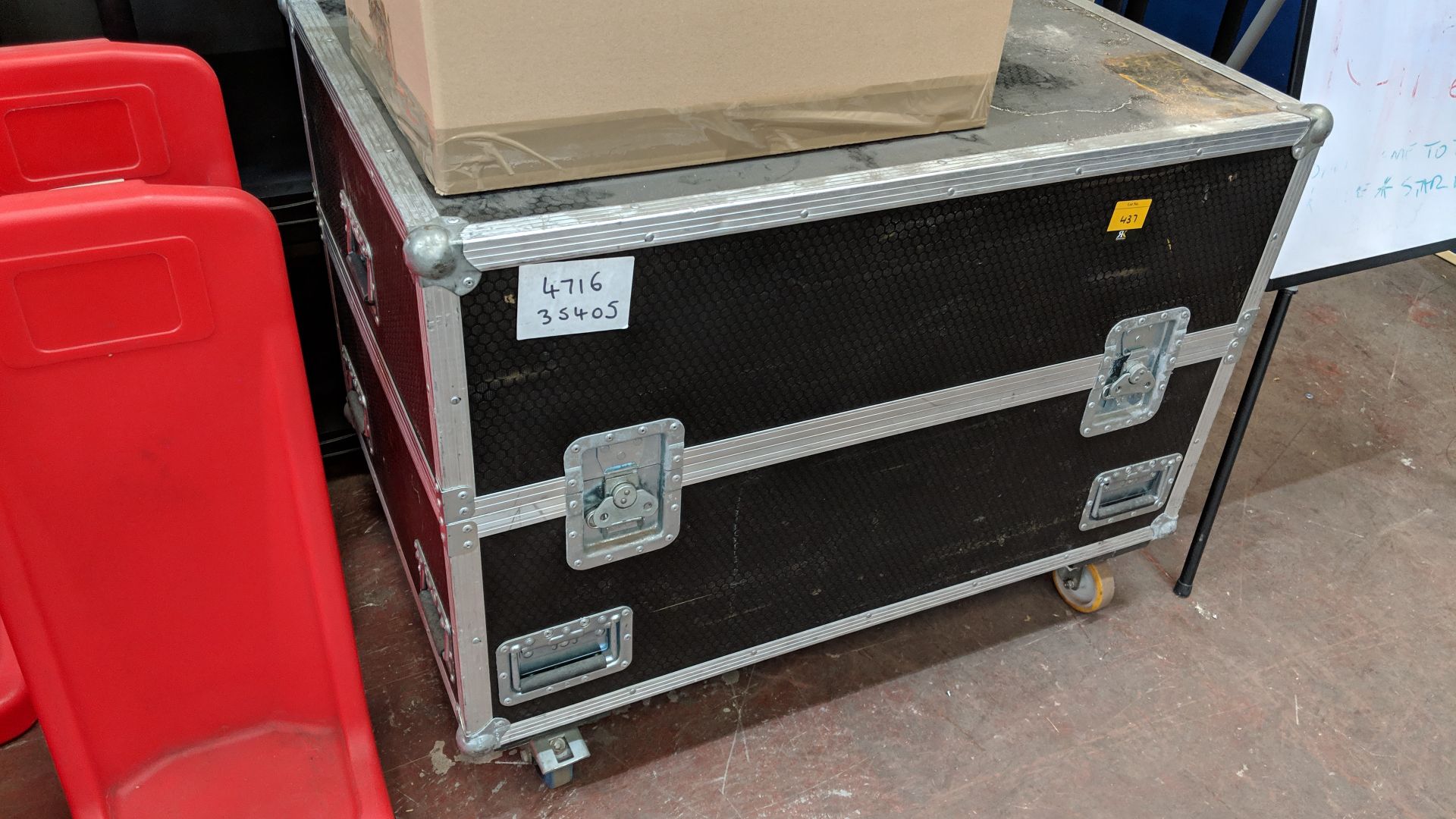 Large mobile flight case measuring circa 1030mm x 685mm x 640mm excluding wheels This lot is one