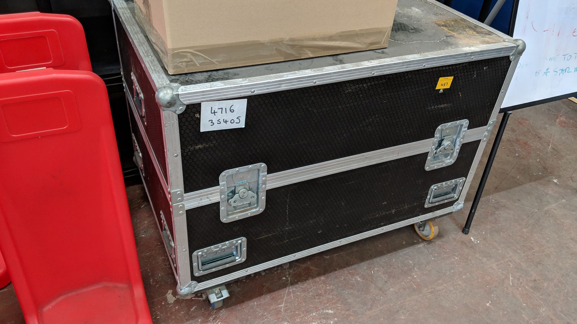 Large mobile flight case measuring circa 1030mm x 685mm x 640mm excluding wheels This lot is one - Image 2 of 3