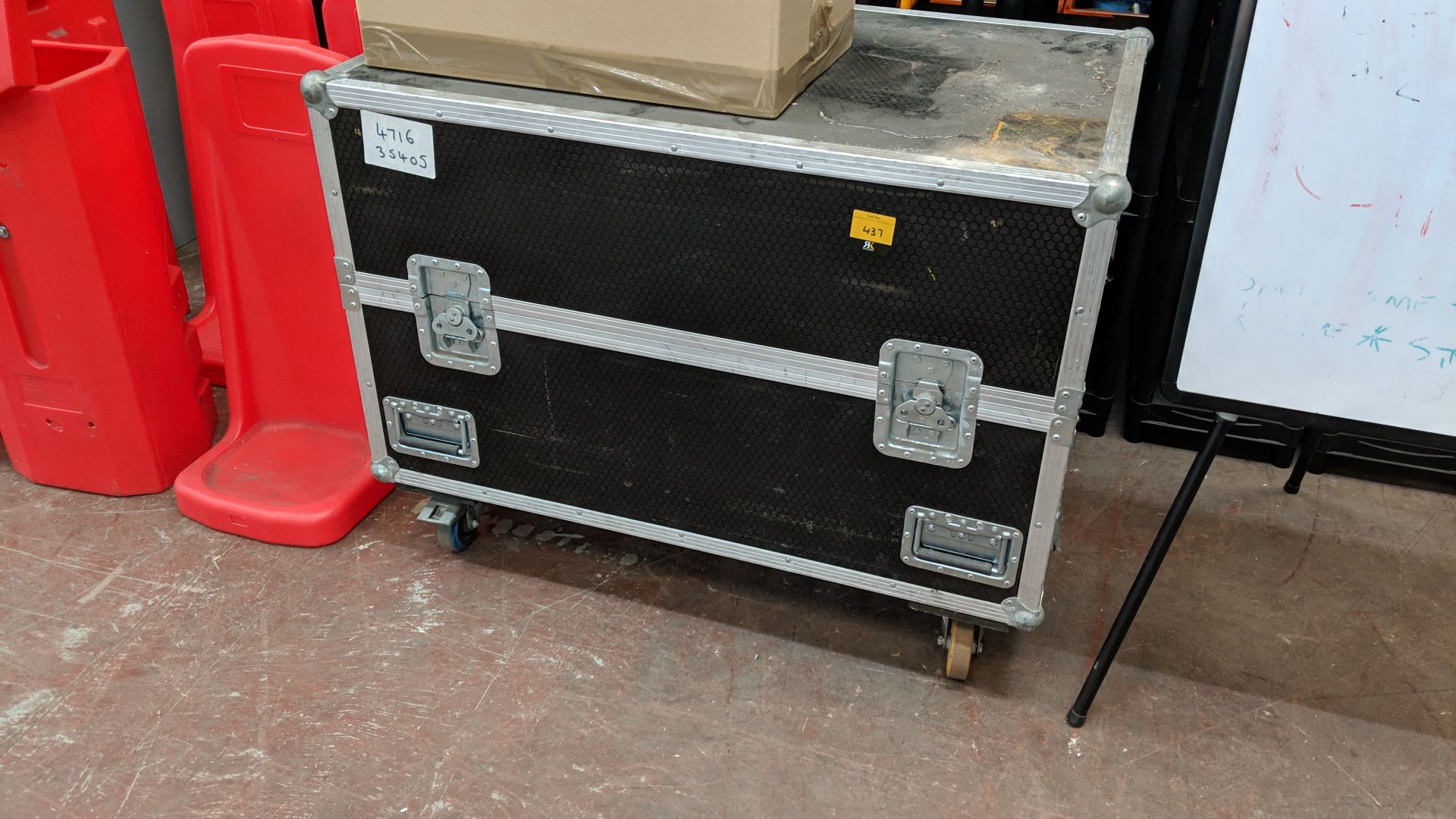 Large mobile flight case measuring circa 1030mm x 685mm x 640mm excluding wheels This lot is one - Image 3 of 3