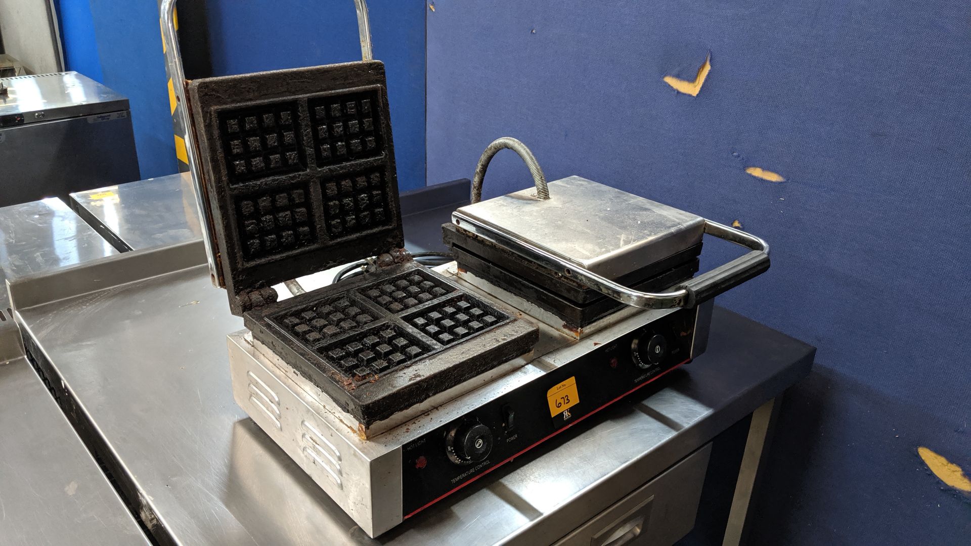 Modena benchtop heavy-duty double waffle maker. NB each section appears to make 4 waffles IMPORTANT: - Image 3 of 5