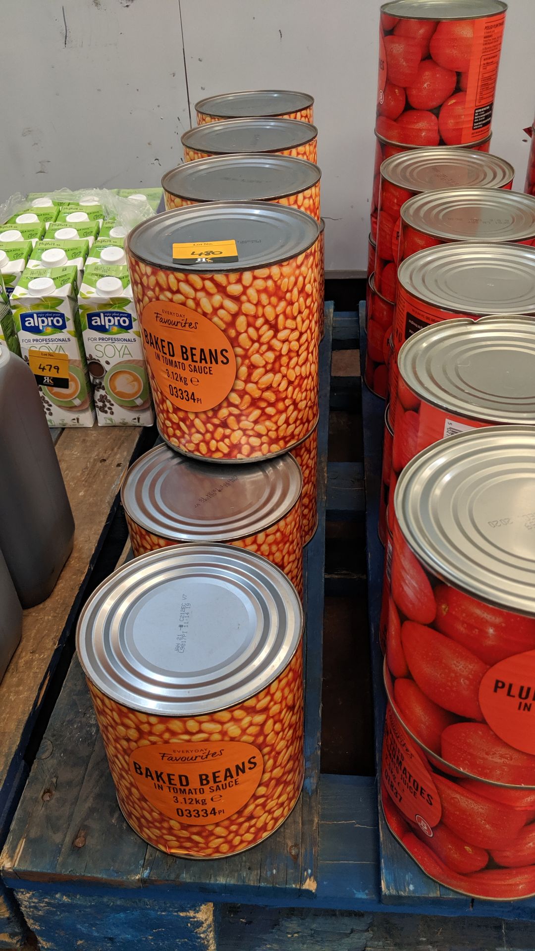 Triple row of catering size tins of baked beans, tomatoes, rhubarb & more - this lot consists of - Bild 3 aus 5