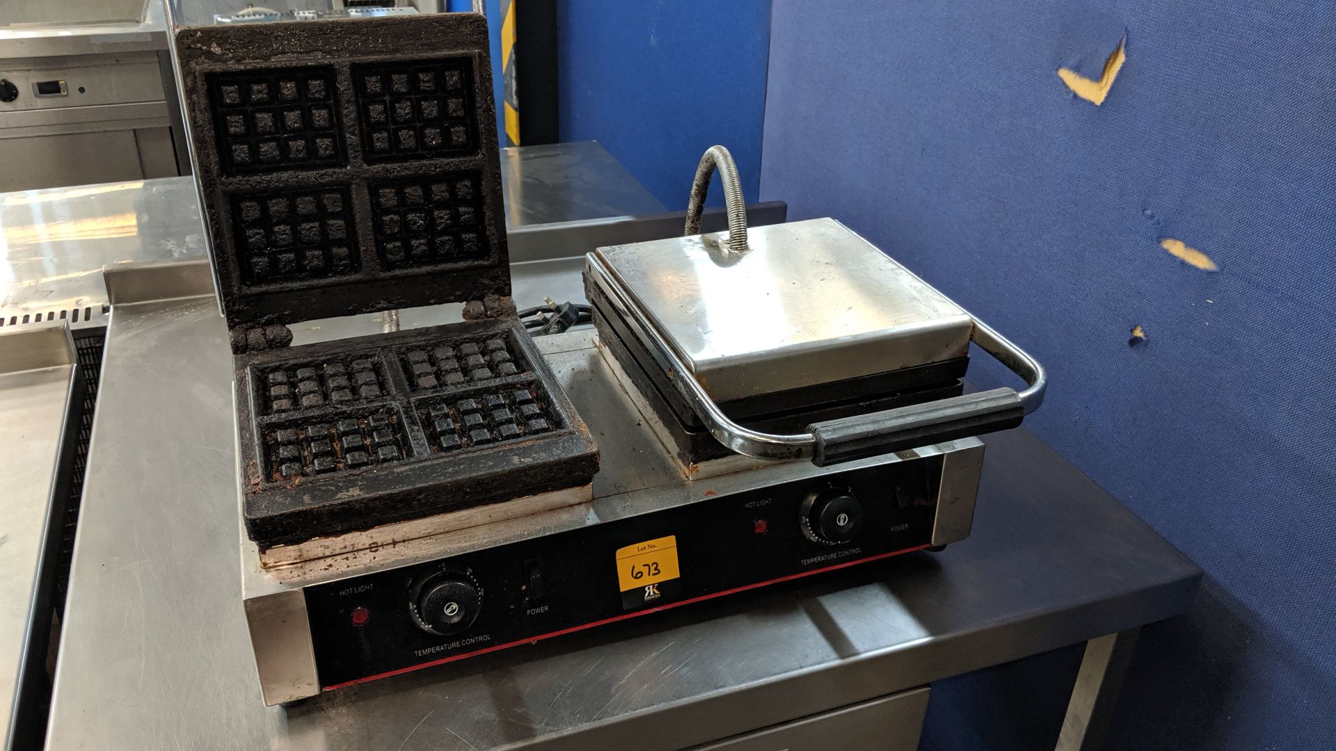 Modena benchtop heavy-duty double waffle maker. NB each section appears to make 4 waffles IMPORTANT: - Image 4 of 5