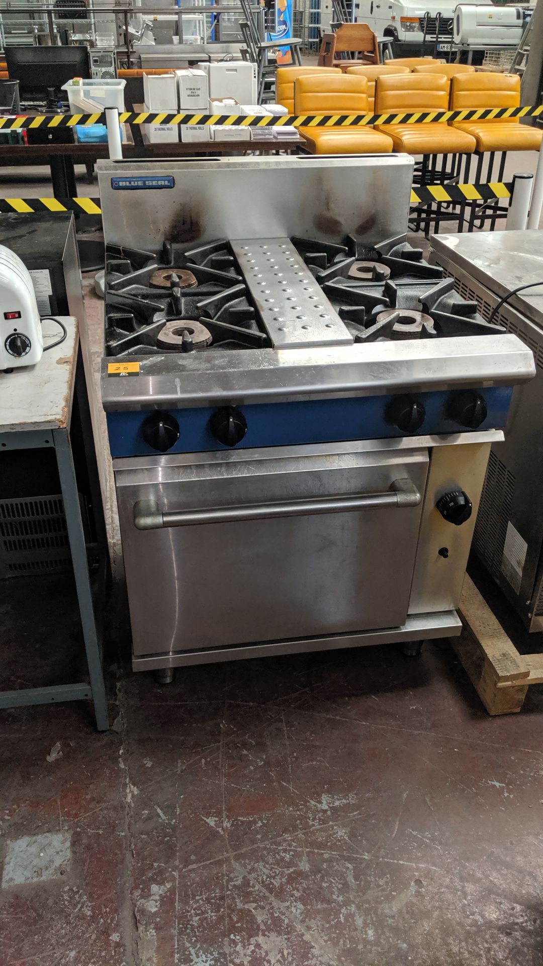 Blue Seal G505DF 4-ring gas oven IMPORTANT: Please remember goods successfully bid upon must be paid - Image 2 of 7