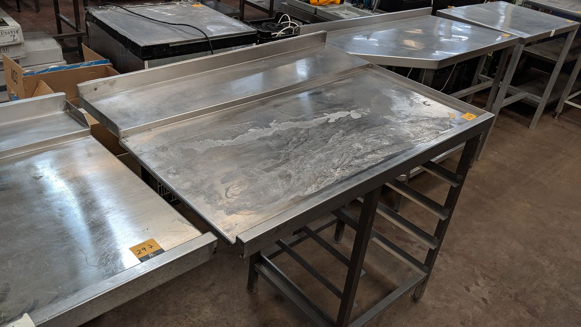 Stainless steel feeder table for use with commercial dishwasher, including tray store below