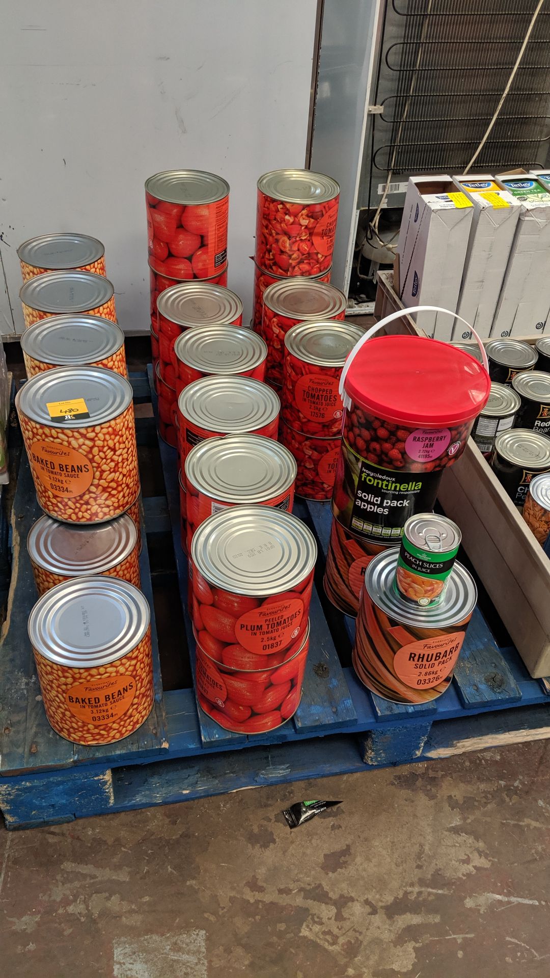 Triple row of catering size tins of baked beans, tomatoes, rhubarb & more - this lot consists of - Bild 2 aus 5