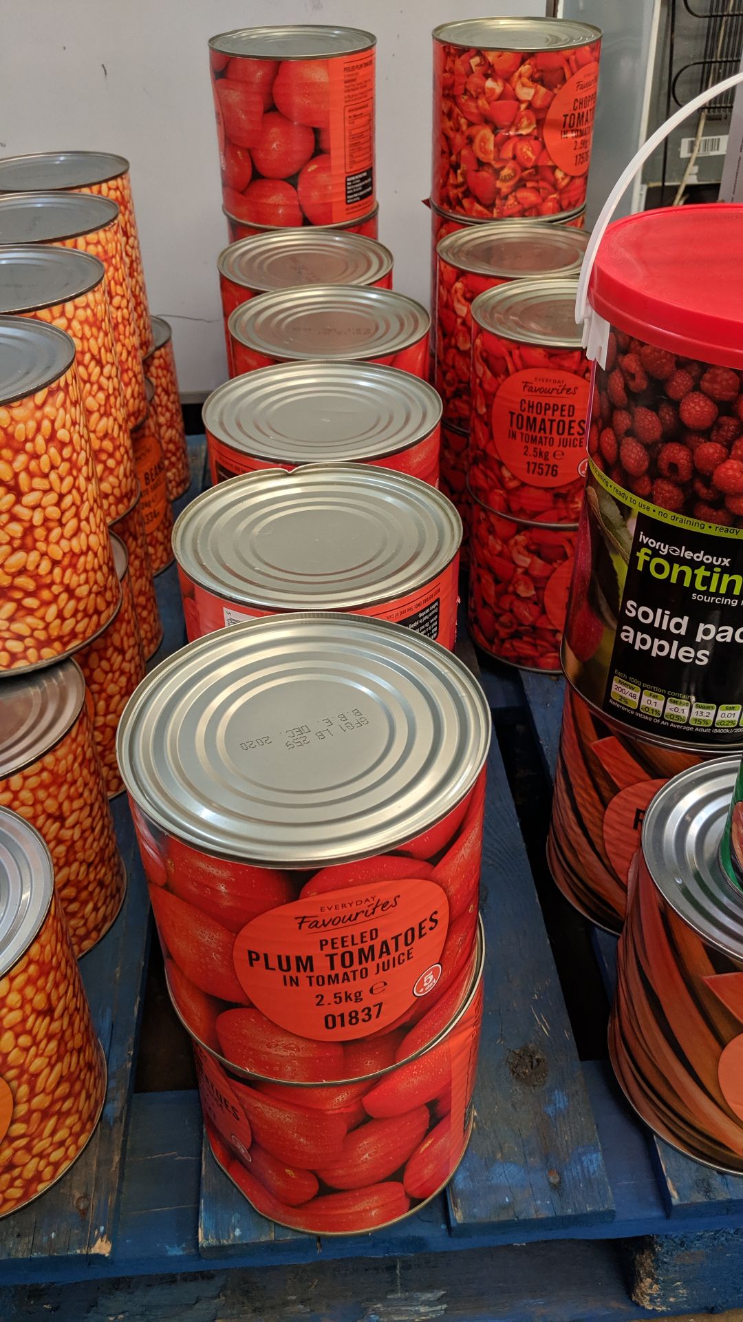 Triple row of catering size tins of baked beans, tomatoes, rhubarb & more - this lot consists of - Bild 4 aus 5