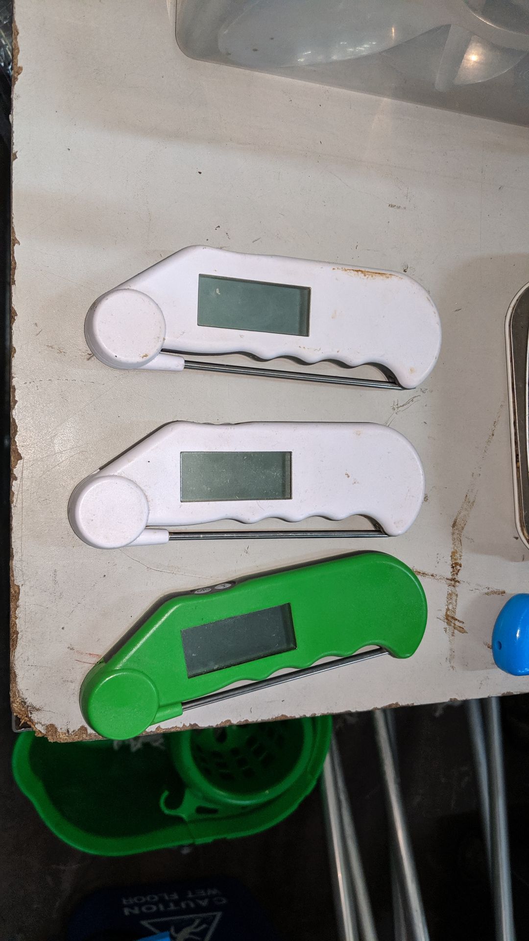 Mixed lot comprising 3 off handheld thermometers, 2 off benchtop scales, 1 off long handled - Image 2 of 4