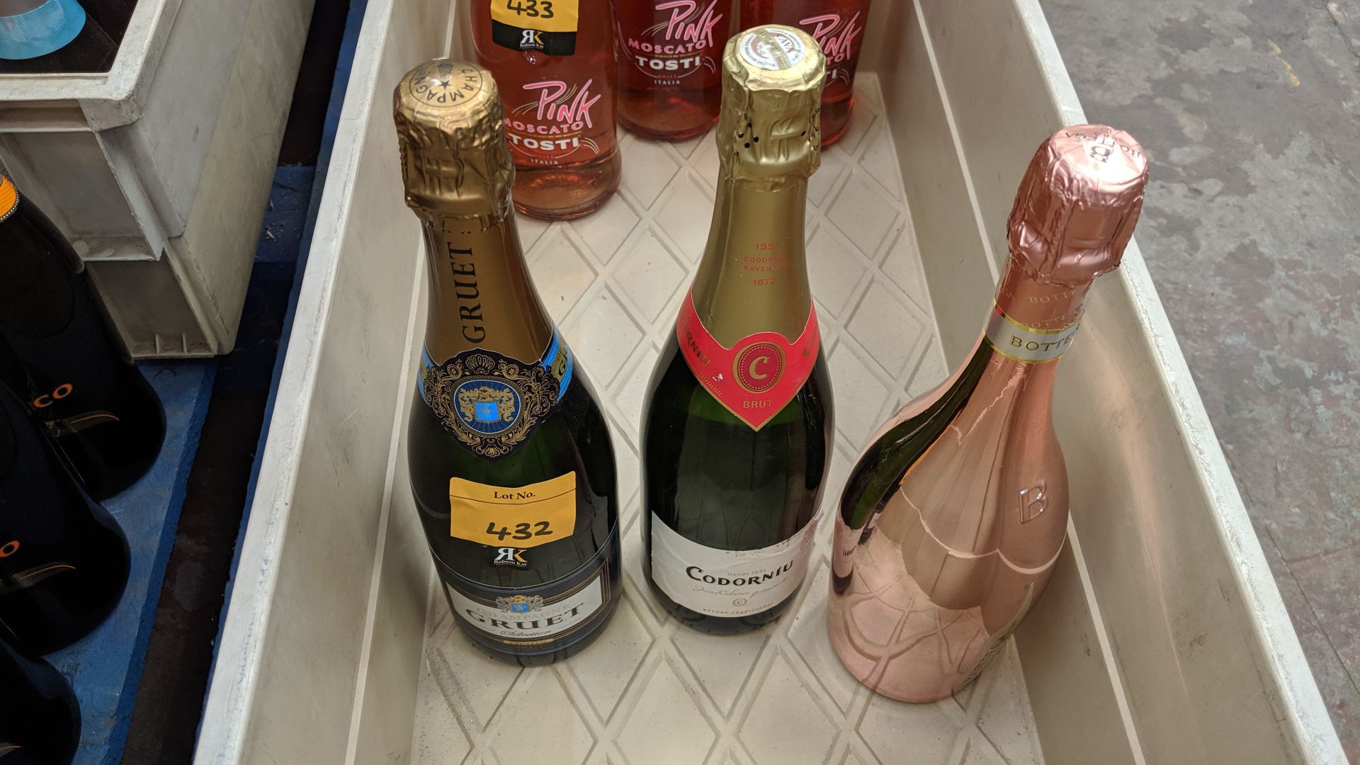 Mixed lot of sparkling wine comprising 1 off 75cl bottle of Gruet Brut French Champagne, 1 off