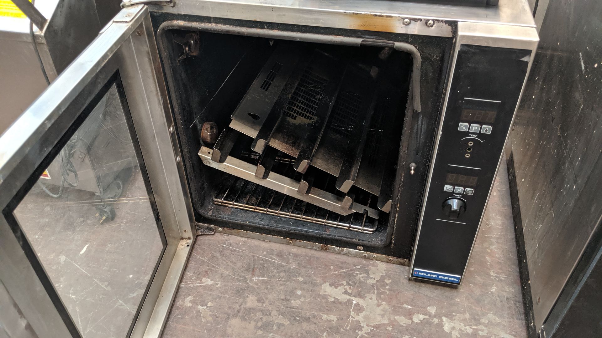 Blue Seal turbo fan oven IMPORTANT: Please remember goods successfully bid upon must be paid for and - Image 3 of 5