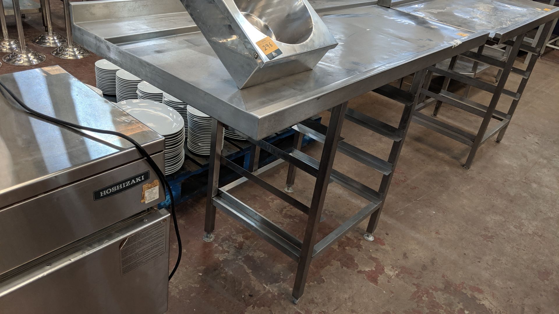 Stainless steel feeder table for use with commercial dishwasher, including tray store below