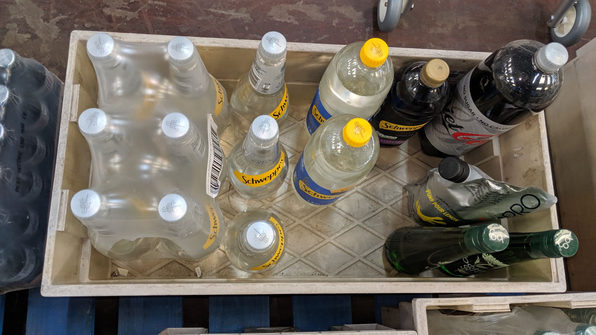 The contents of a crate of large bottles & pouches of assorted soft drinks, comprising 9 bottles - Bild 2 aus 2