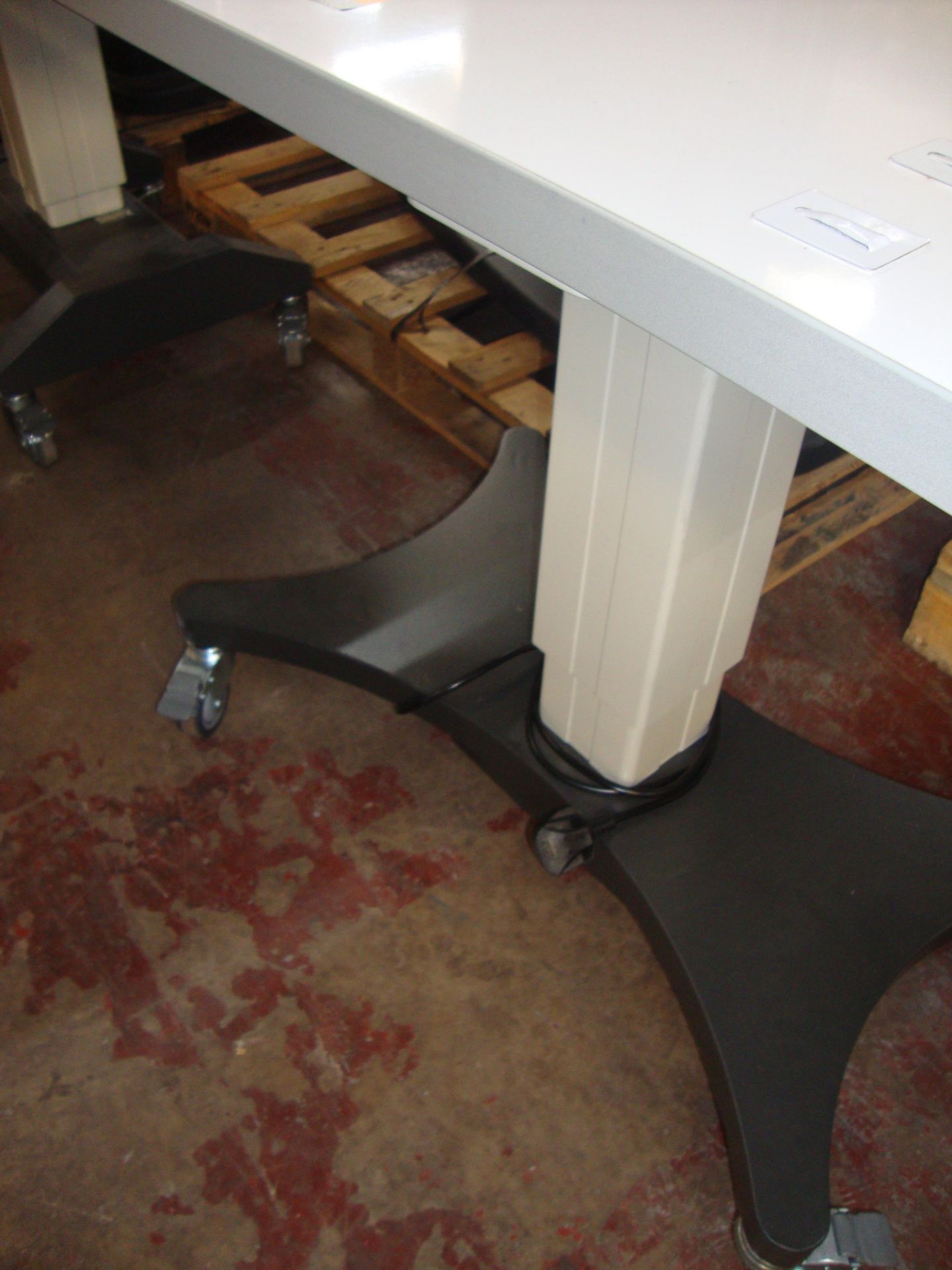 Electric motorized rising table 1200mm x 500mm All the lots in this auction are being sold on behalf - Image 2 of 2