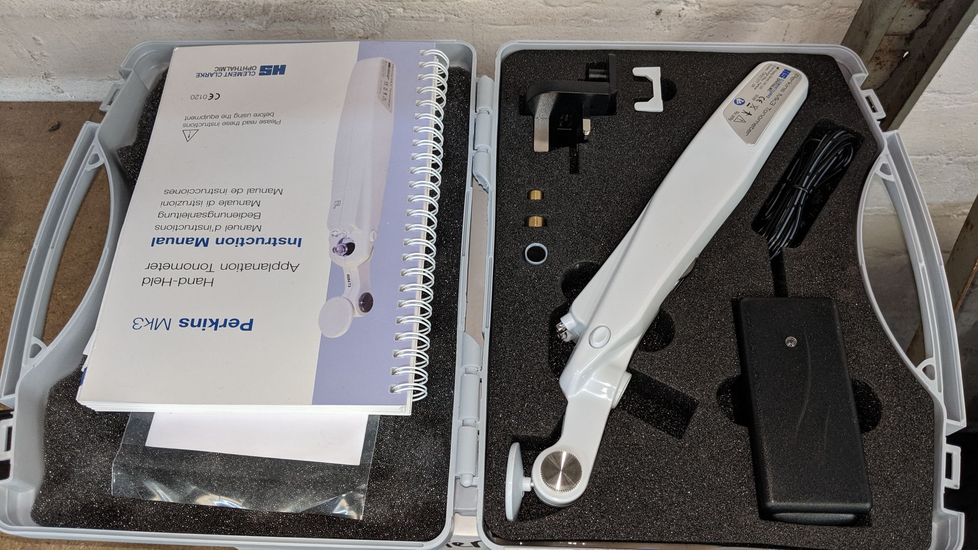 Perkins Mark 3 hand-held applanation tonometer in case including box All the lots in this auction - Image 4 of 4