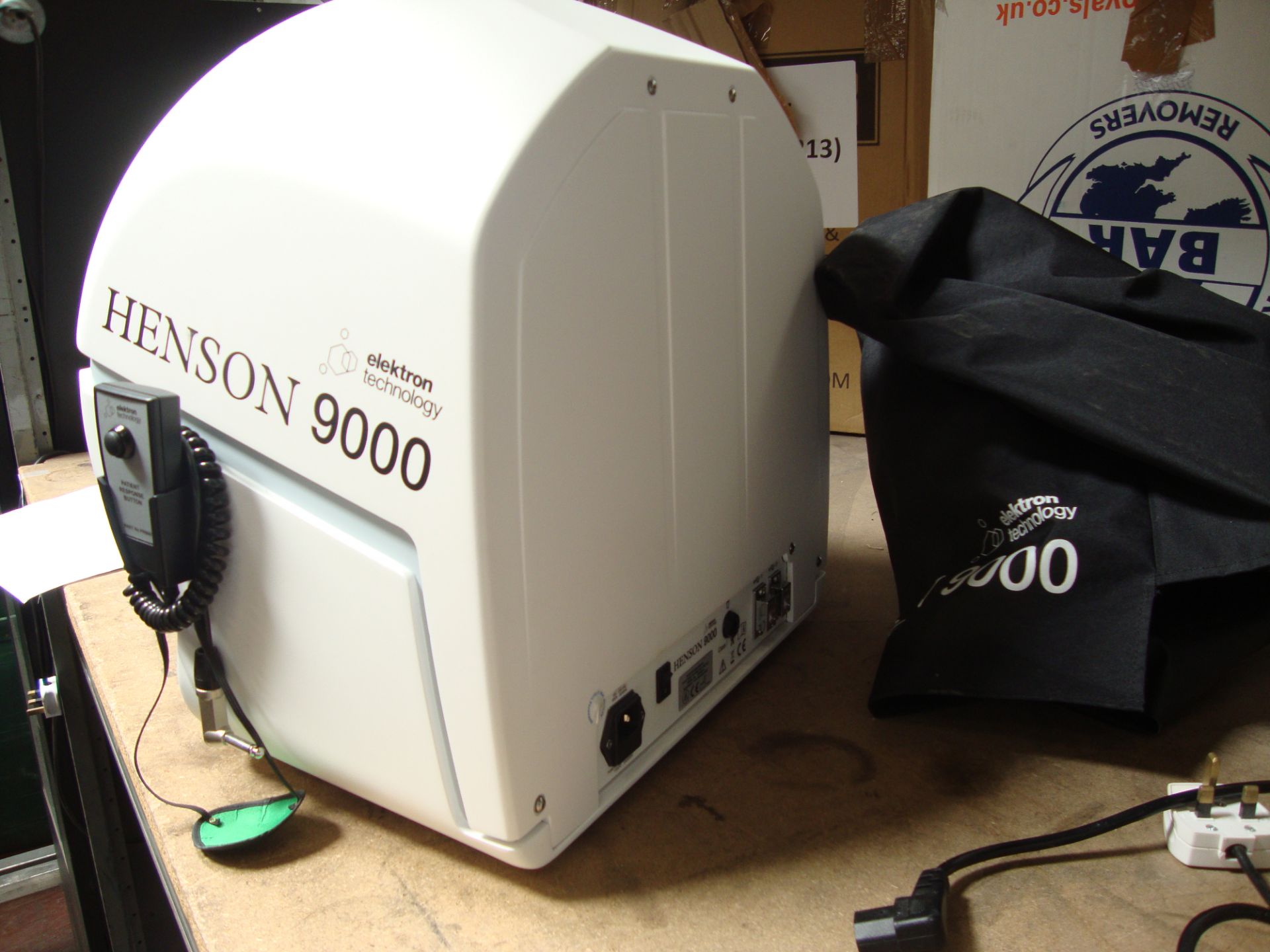 Henson 9000 visual field analyser (elektron technology) including hand-held wired remote plus eye - Image 3 of 4