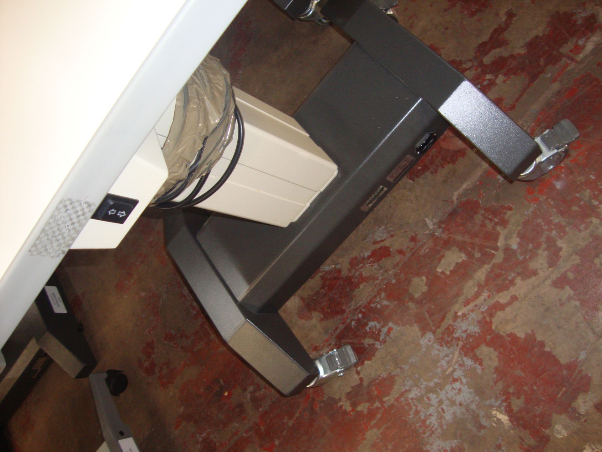 Electric motorized rising table 900mm x 450mm All the lots in this auction are being sold on - Image 2 of 2