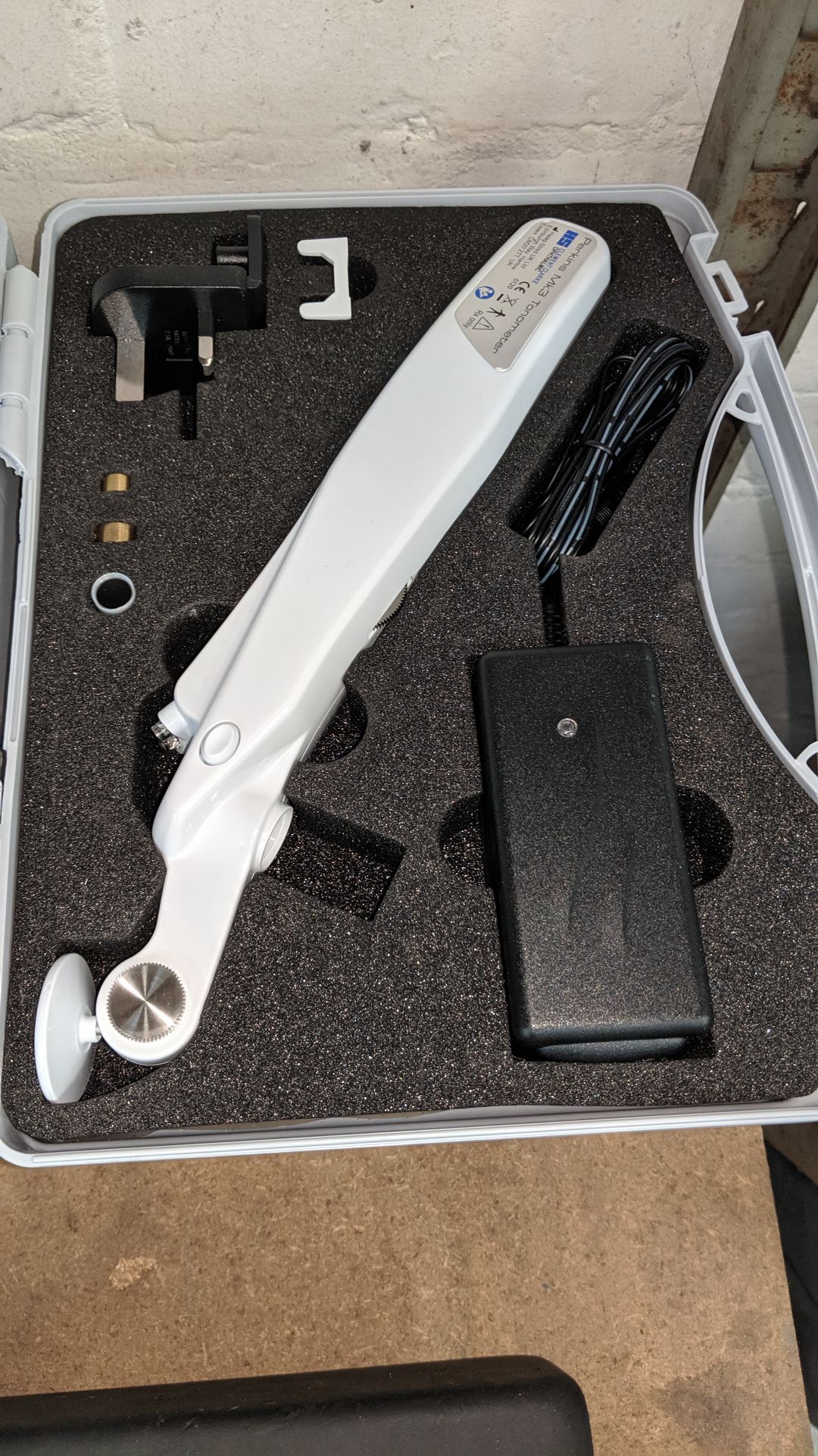 Perkins Mark 3 hand-held applanation tonometer in case including box All the lots in this auction - Image 3 of 4