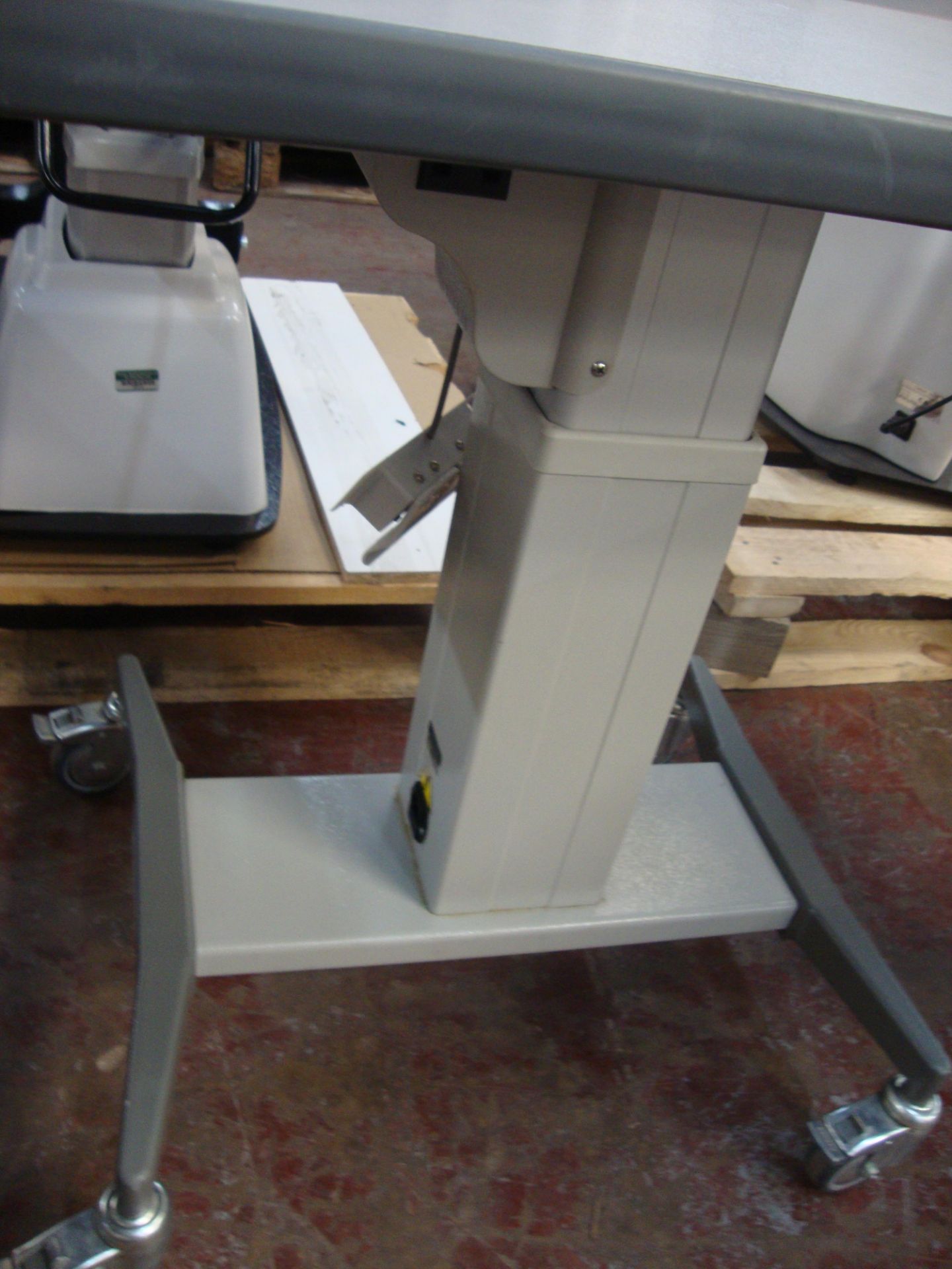 Electric motorized rising table 910mm x 490mm All the lots in this auction are being sold on - Image 2 of 2