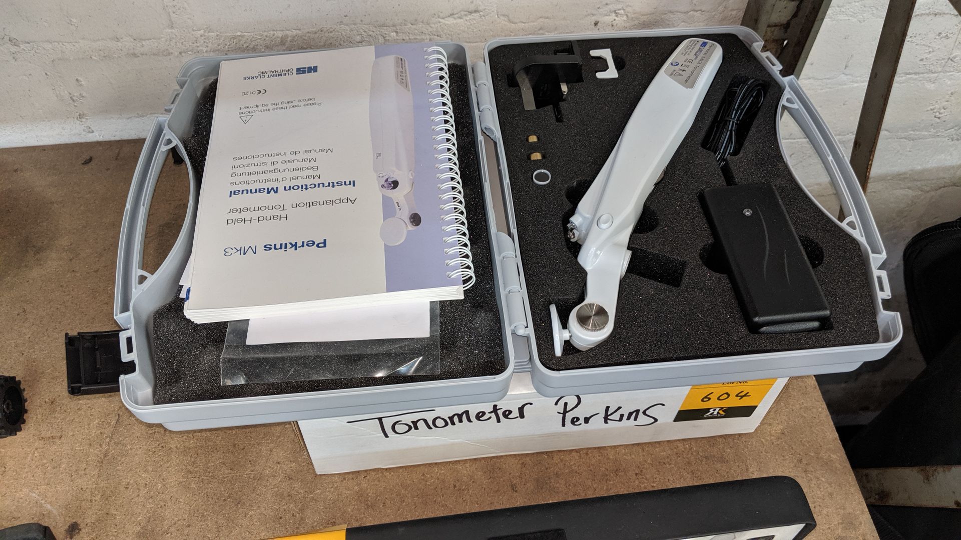 Perkins Mark 3 hand-held applanation tonometer in case including box All the lots in this auction - Image 2 of 4