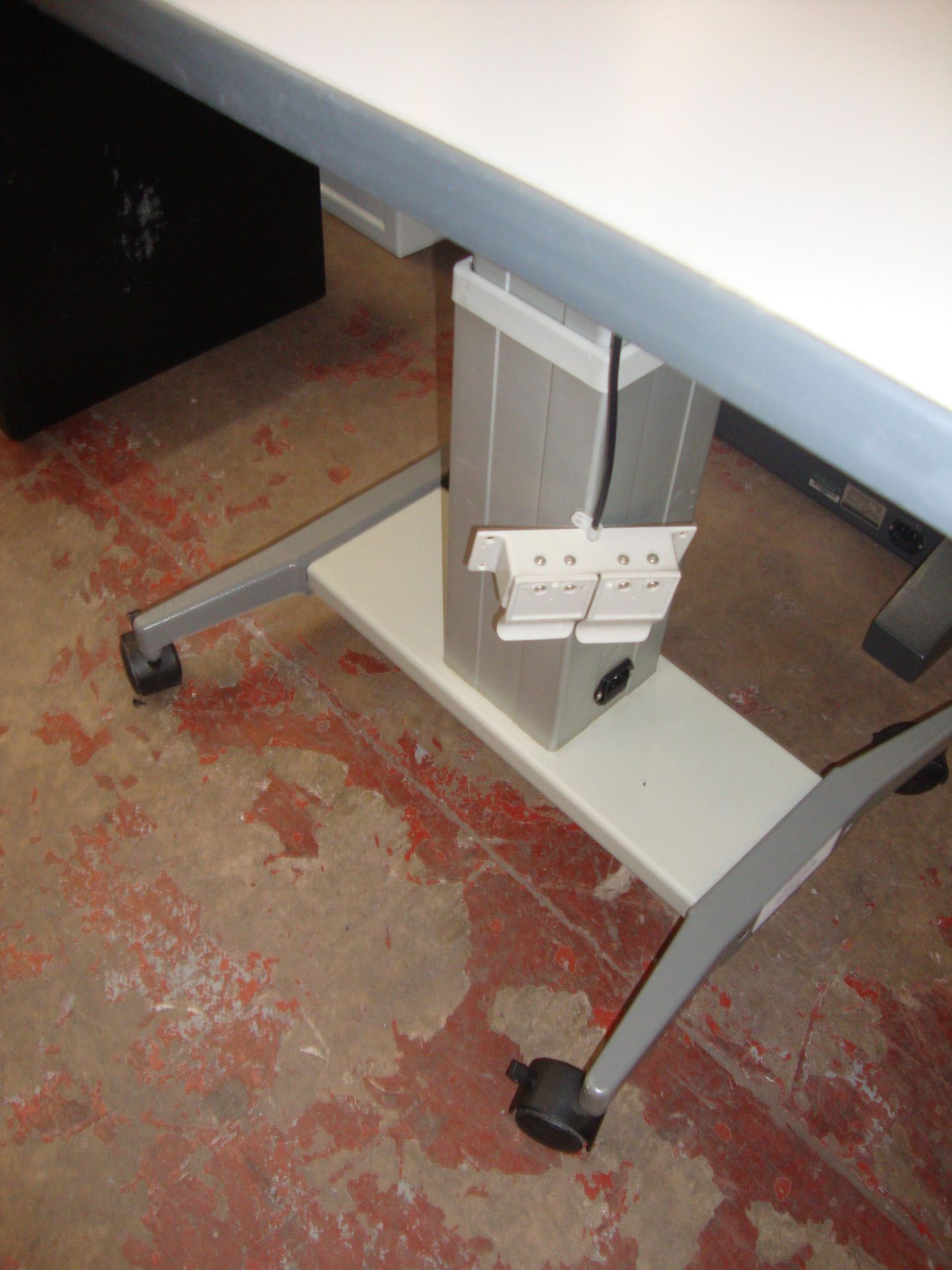 Electric motorized rising table 910mm x 490mm All the lots in this auction are being sold on - Image 2 of 2