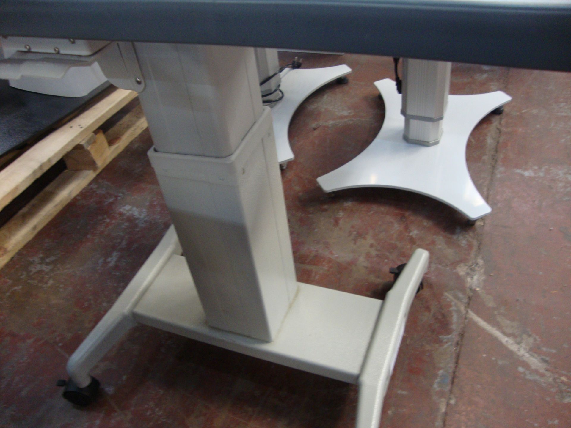 Electric motorized rising table 910mm x 490mm All the lots in this auction are being sold on - Image 2 of 2