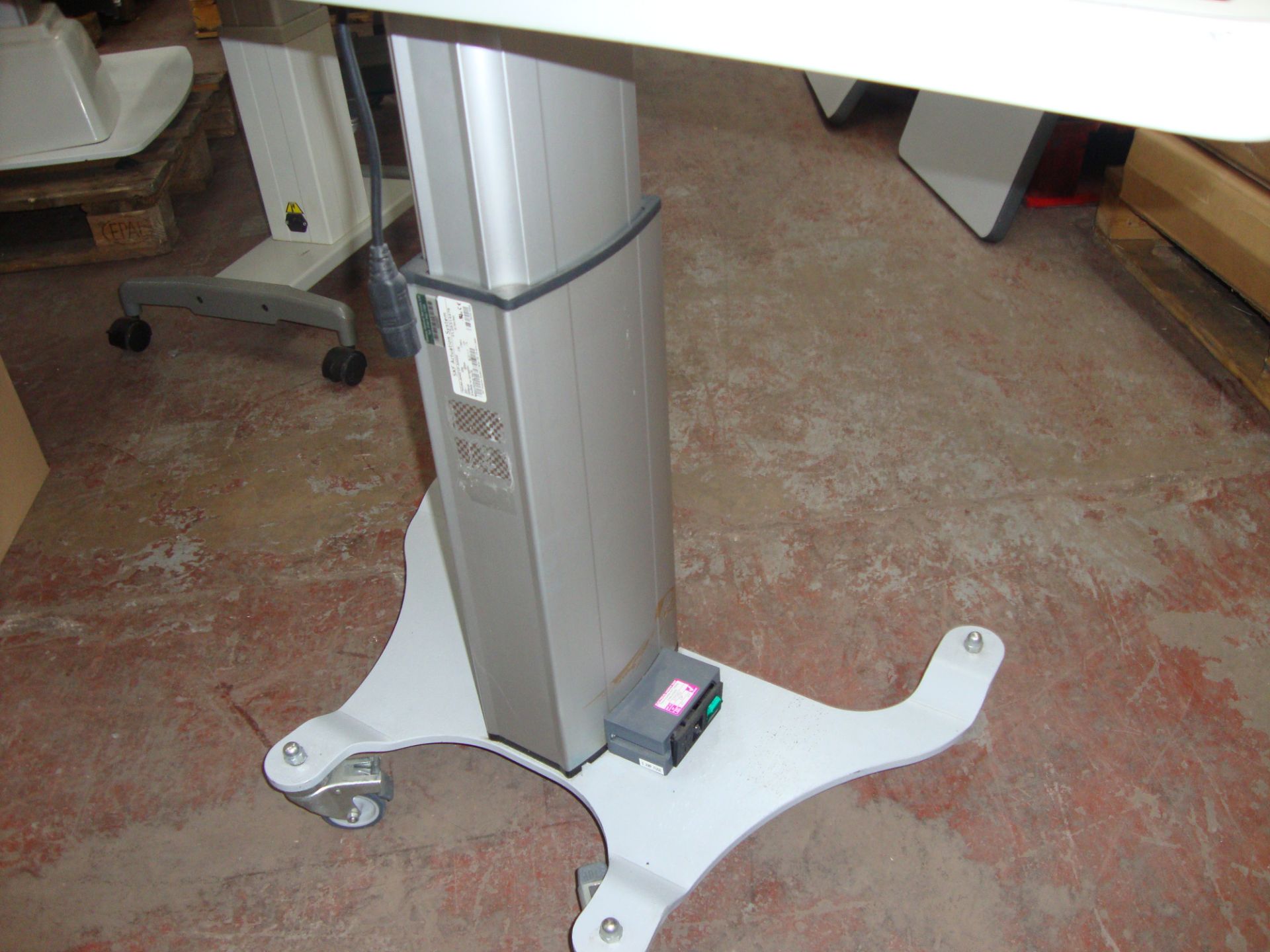 Electric/motorized table 910mm x 490mm All the lots in this auction are being sold on behalf of - Image 2 of 3