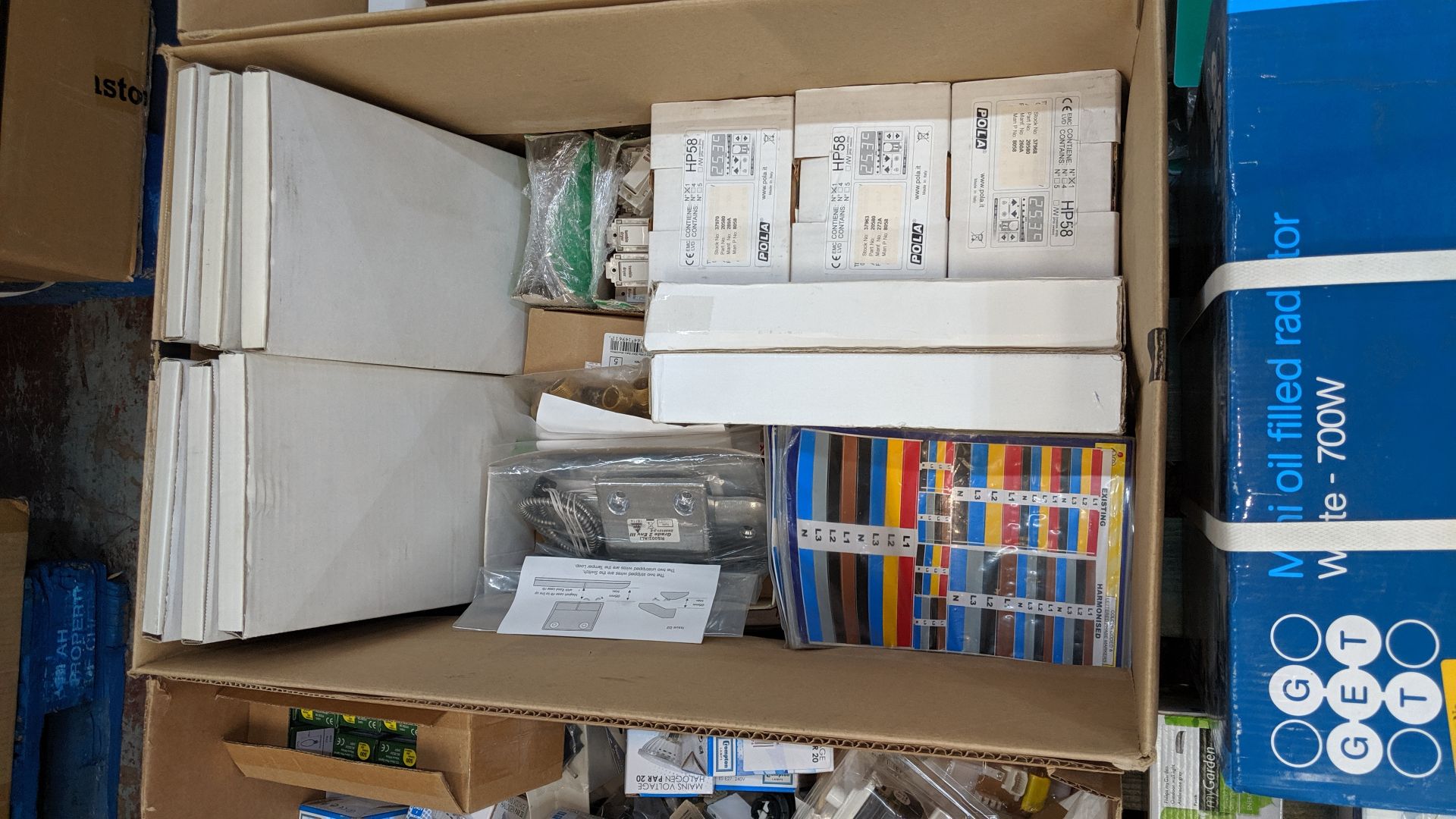 Contents of a pallet of assorted lighting and other electrical products - pallet excluded IMPORTANT: - Image 7 of 8