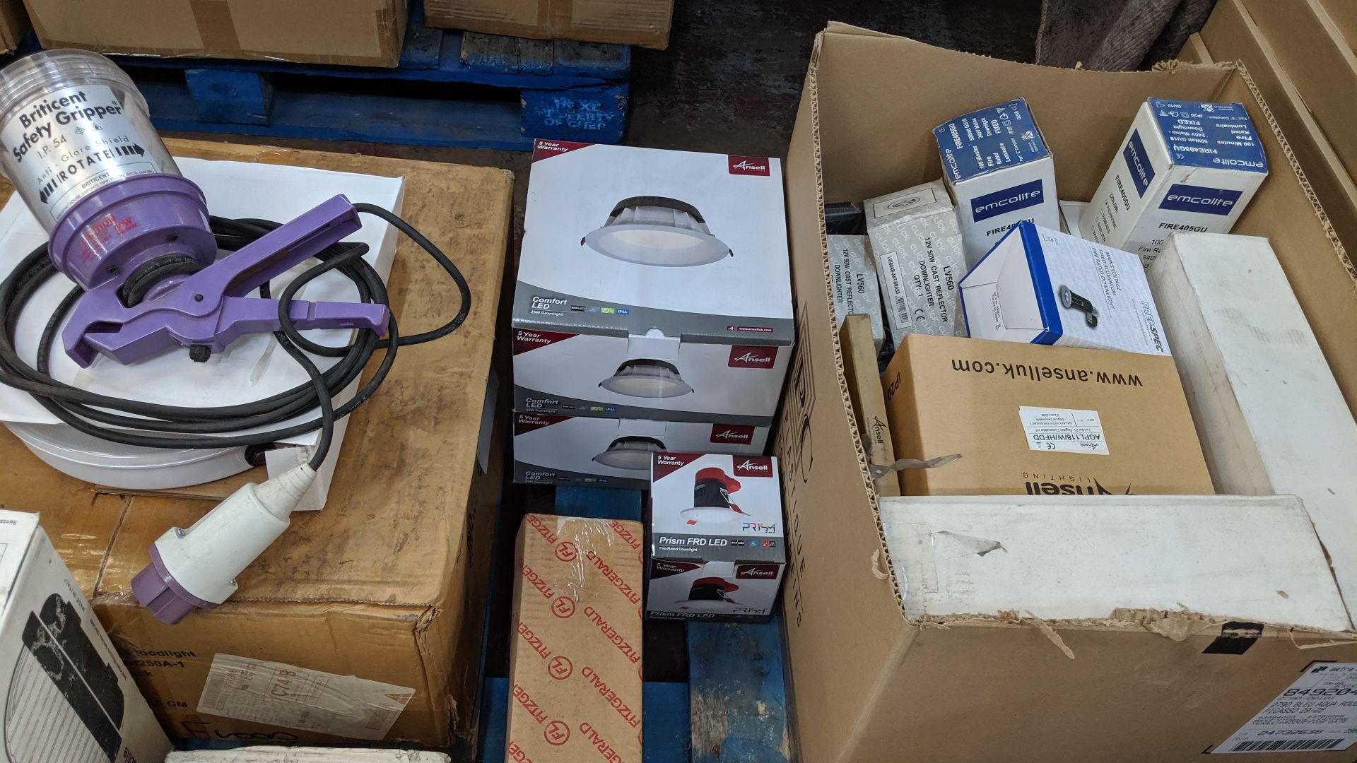 Contents of a pallet of assorted lighting and other electrical products - pallet excluded IMPORTANT: - Image 5 of 7