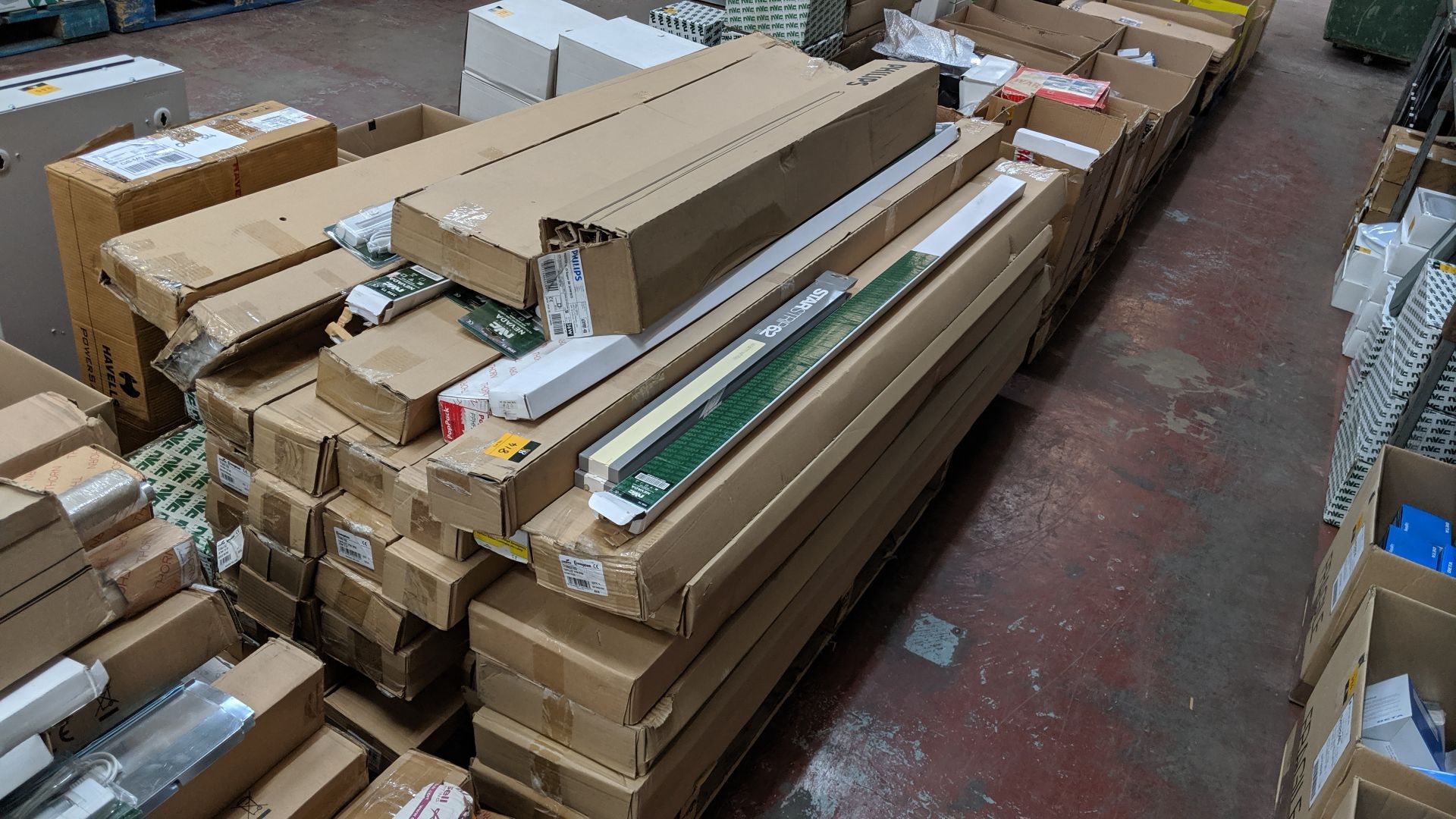 Contents of a pallet of assorted fluorescent fittings and tubes - pallet excluded IMPORTANT: