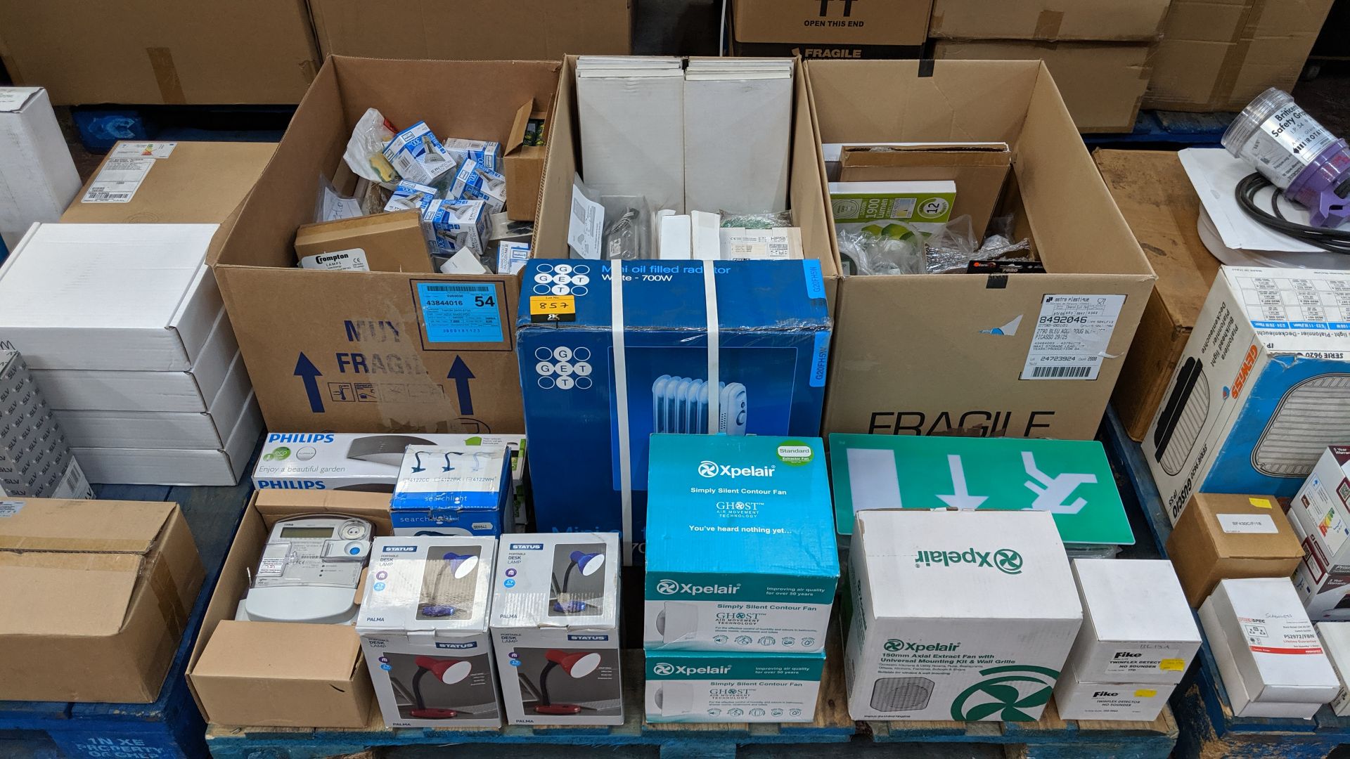 Contents of a pallet of assorted lighting and other electrical products - pallet excluded IMPORTANT: